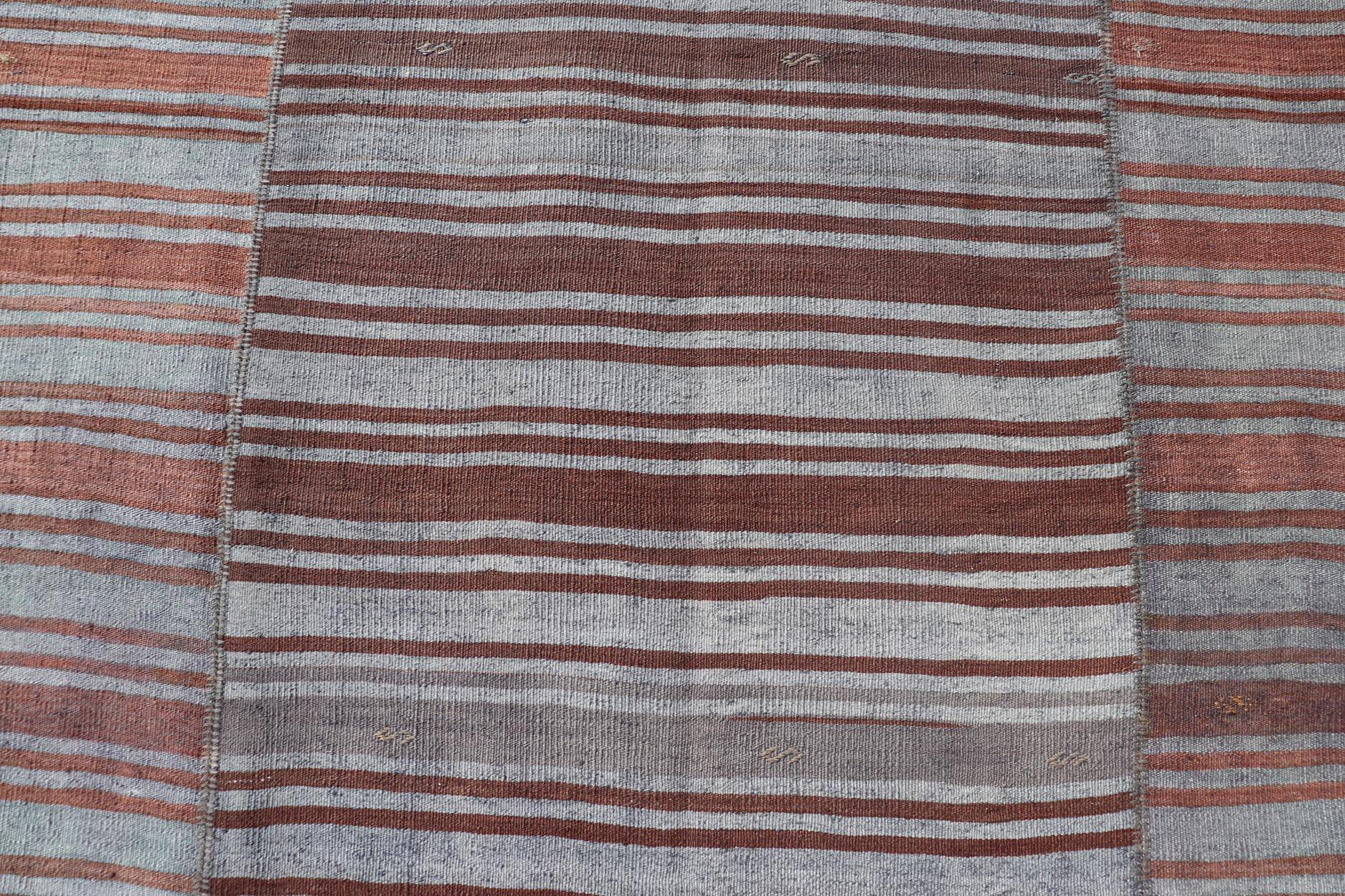 20ième siècle Tapis Kilim turc tribal avec de riches rayures multicolores 6'5 x 10'4 en vente