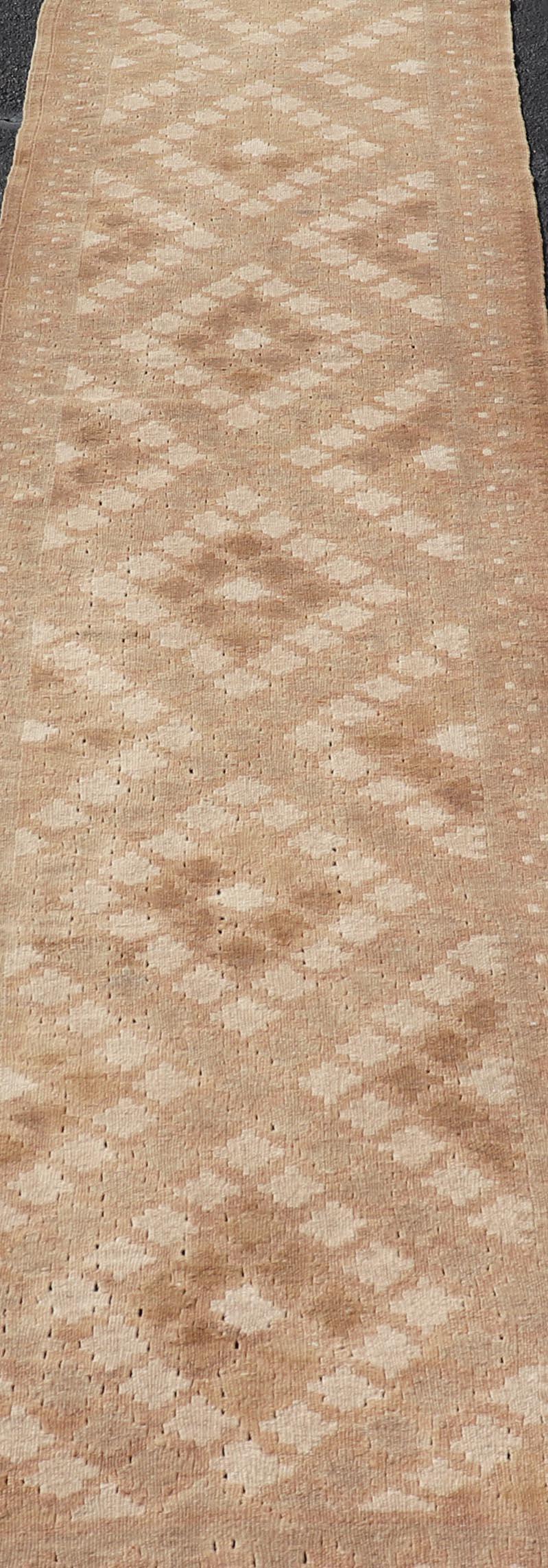Mesures : 2'5 x 12'0 
Ce magnifique tapis de course Kilim tribal turc vintage présente une riche tapisserie de tons chauds et de motifs géométriques complexes. Le chemin de table présente un mélange harmonieux de teintes, notamment un beige doux, un