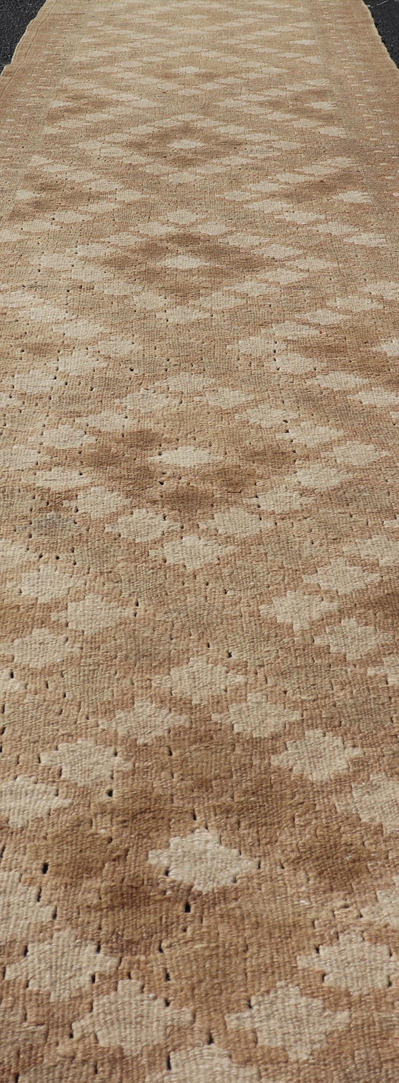 Turc Tapis de couloir Kilim turc tribal vintage aux tons terreux chauds et aux motifs géométriques en vente