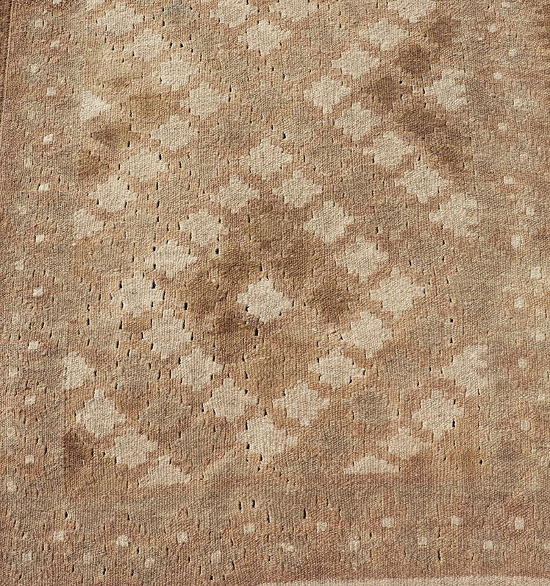 Tissé à la main Tapis de couloir Kilim turc tribal vintage aux tons terreux chauds et aux motifs géométriques en vente