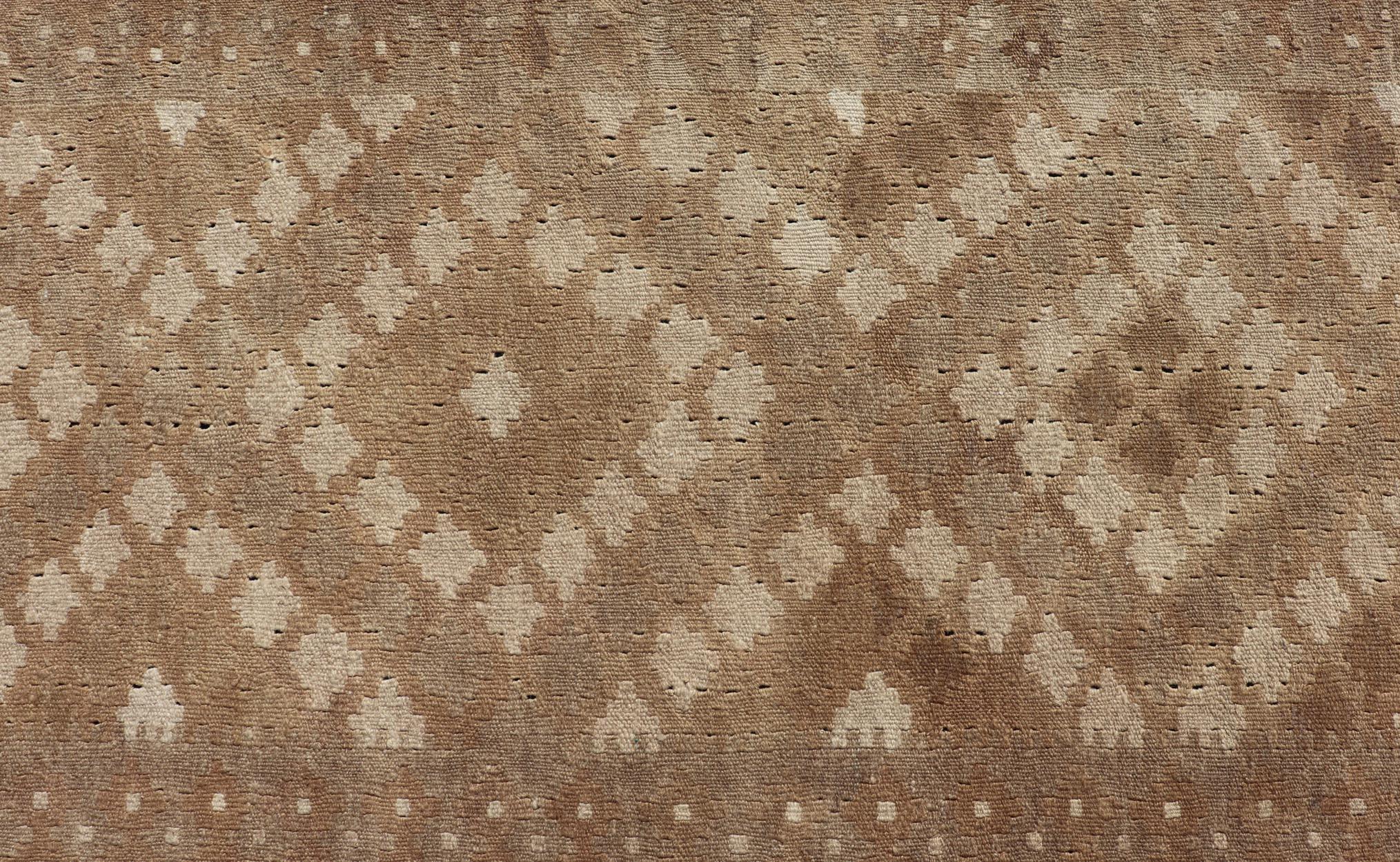 20ième siècle Tapis de couloir Kilim turc tribal vintage aux tons terreux chauds et aux motifs géométriques en vente