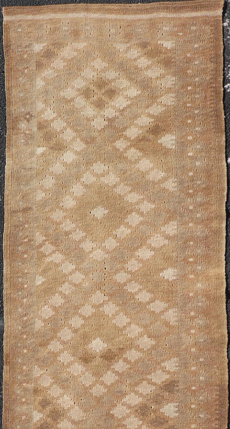 Laine Tapis de couloir Kilim turc tribal vintage aux tons terreux chauds et aux motifs géométriques en vente