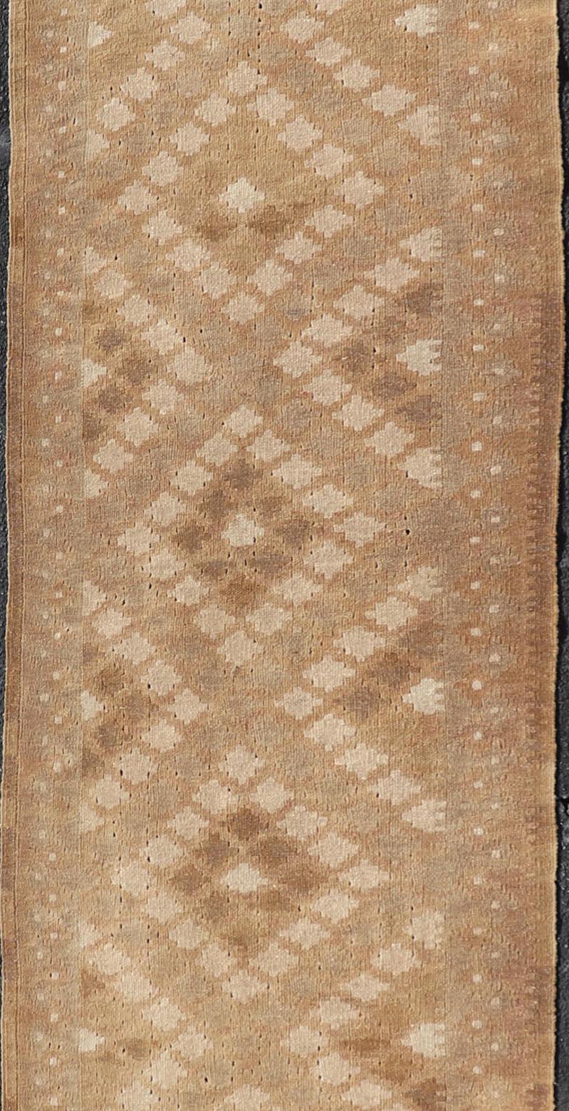 Tapis de couloir Kilim turc tribal vintage aux tons terreux chauds et aux motifs géométriques en vente 1