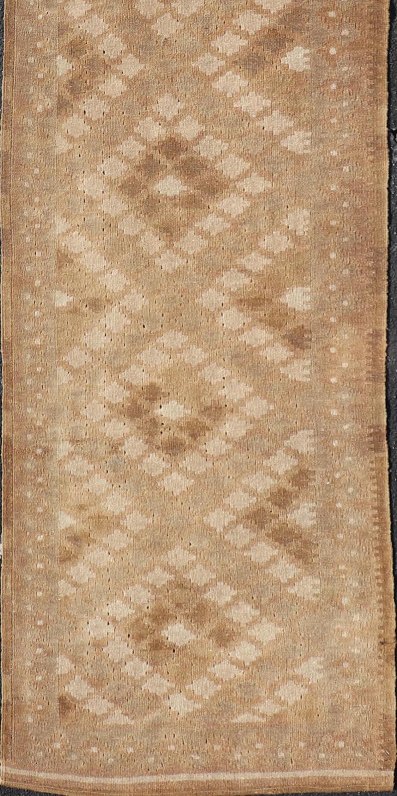 Tapis de couloir Kilim turc tribal vintage aux tons terreux chauds et aux motifs géométriques en vente 2