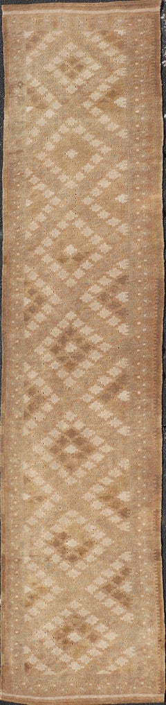 Tapis de couloir Kilim turc tribal vintage aux tons terreux chauds et aux motifs géométriques