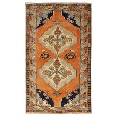 Türkischer Medaillon-Teppich mit Stammesmotiv in Orange, Grün, Braun und Blau