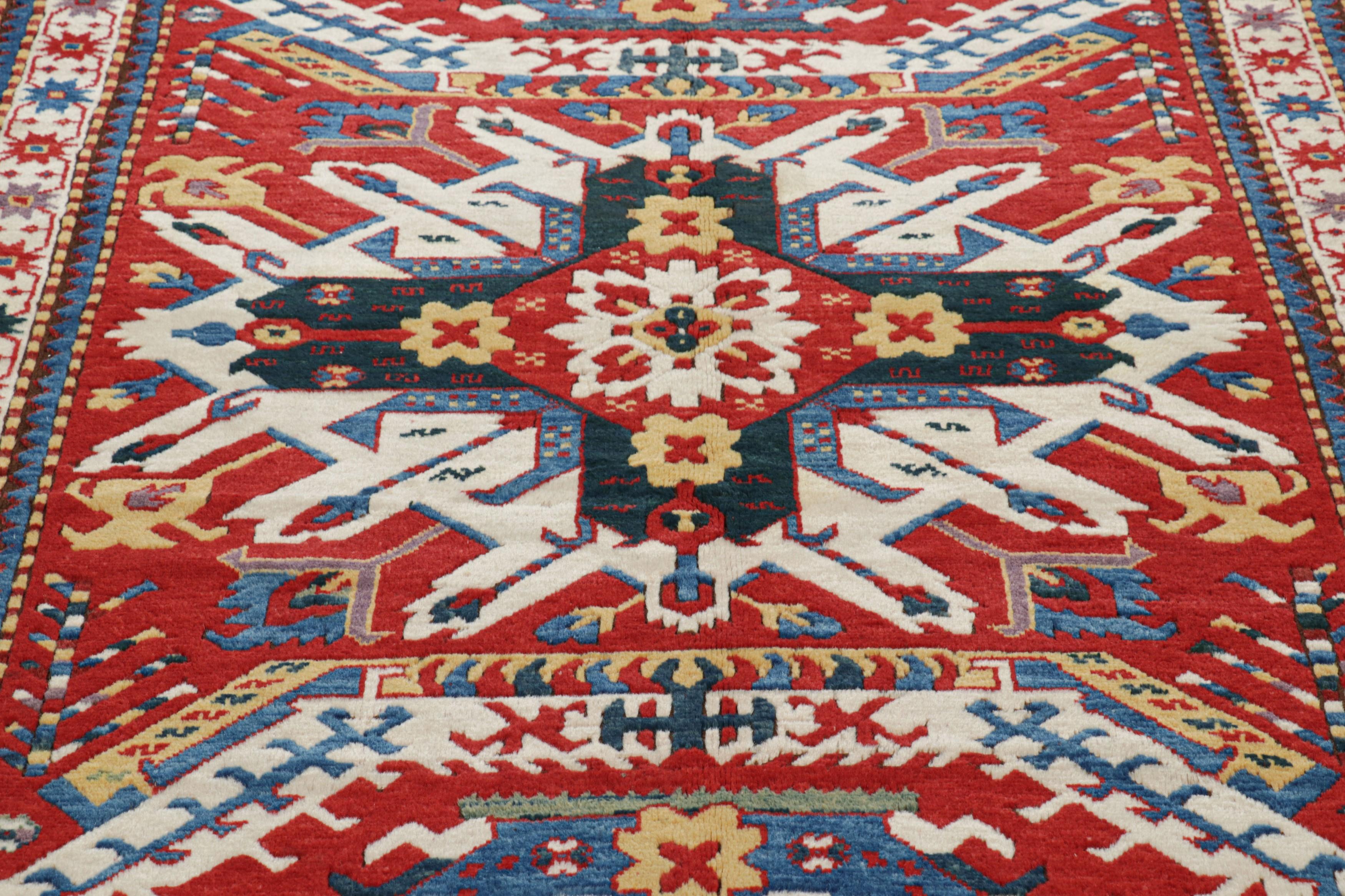 Fabricada con lana anudada a mano hacia 1950-1960, esta alfombra tribal turca vintage de 5x7 es una gran novedad en el repertorio de alfombras de mediados de siglo de Rug & Kilim.

Sobre el diseño: 

Los admiradores de la artesanía apreciarán un