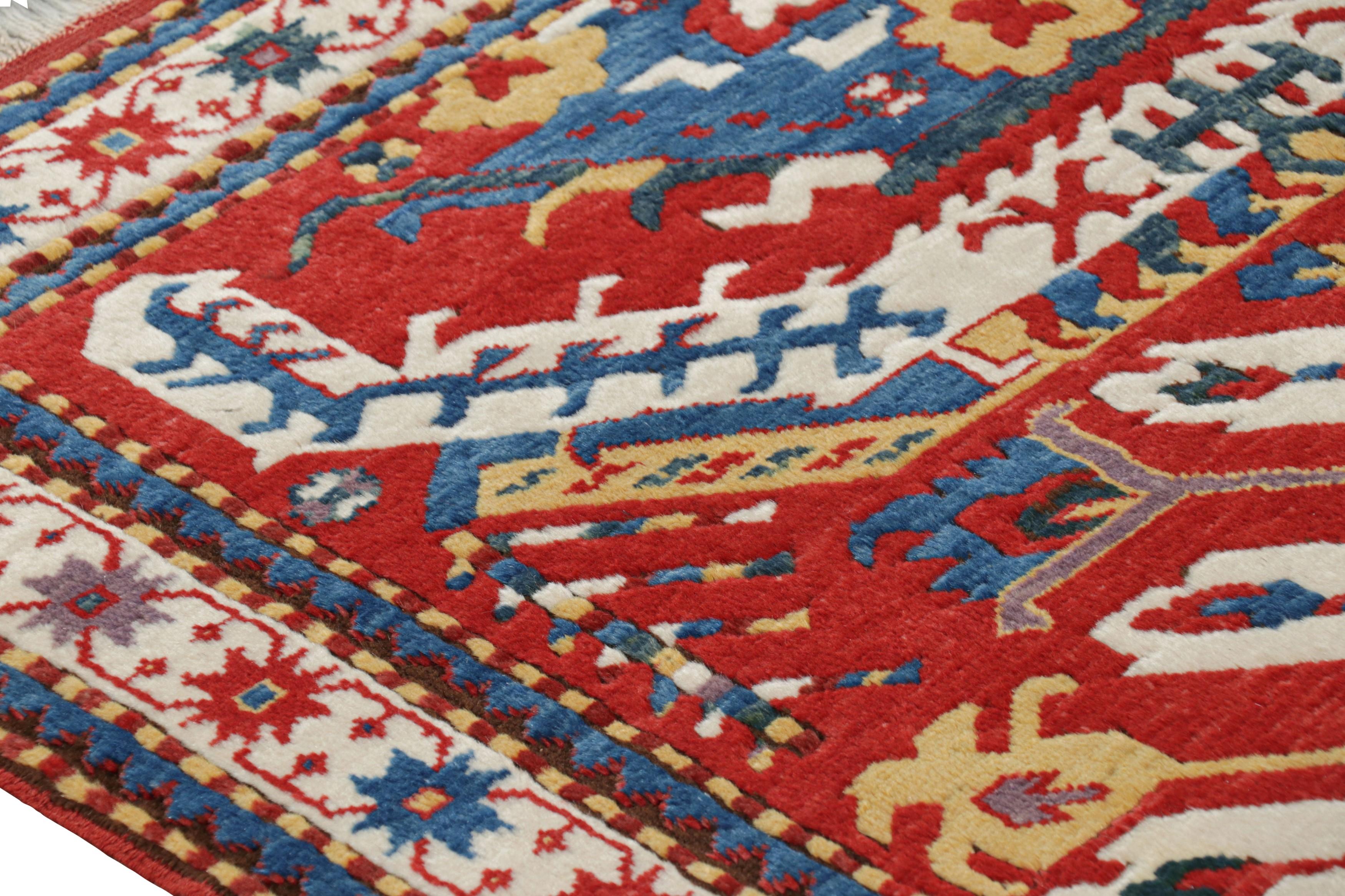 Alfombra tribal turca vintage en crema y rojo con medallón by Rug & Kilim Turco en venta