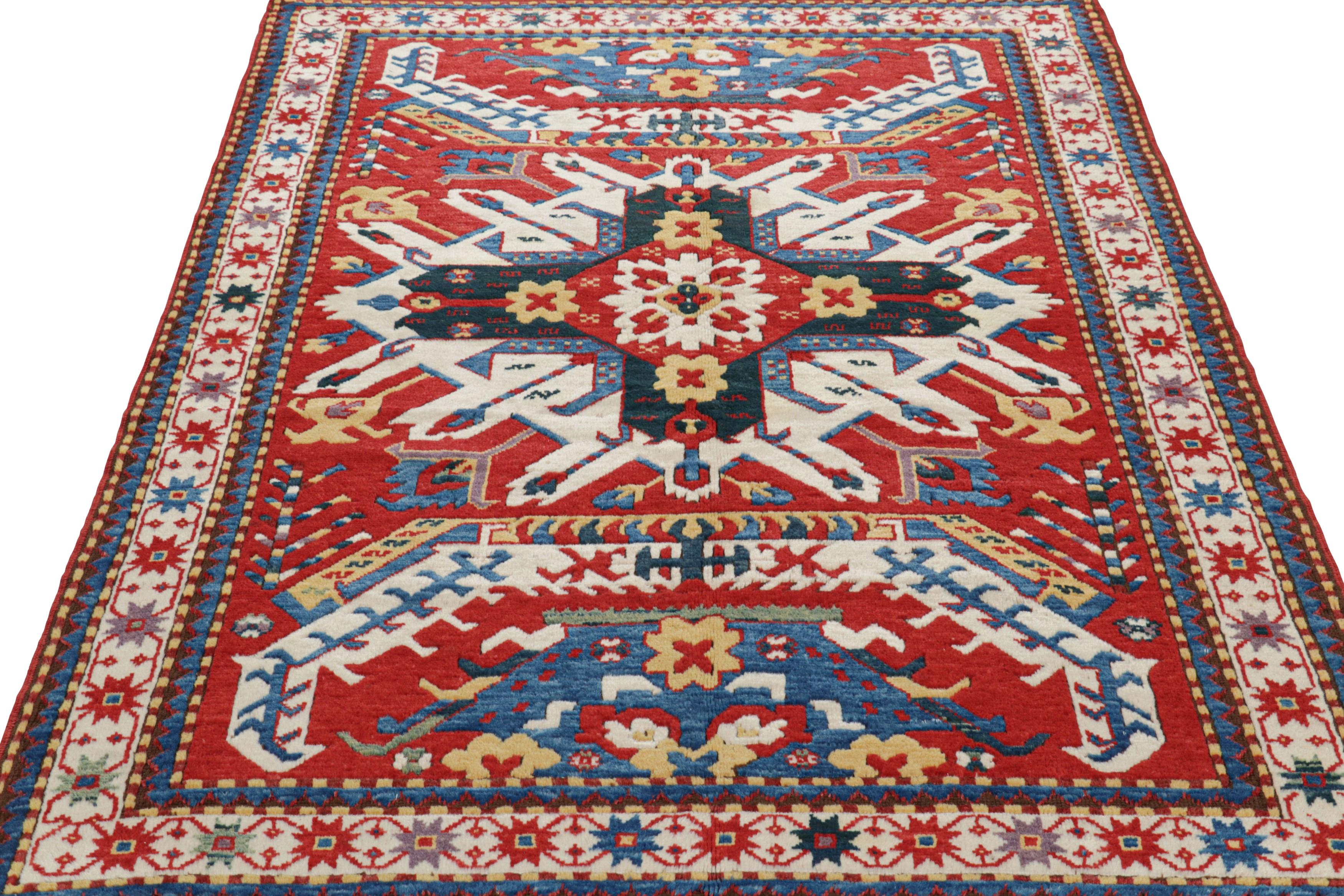 Alfombra tribal turca vintage en crema y rojo con medallón by Rug & Kilim Anudado a mano en venta