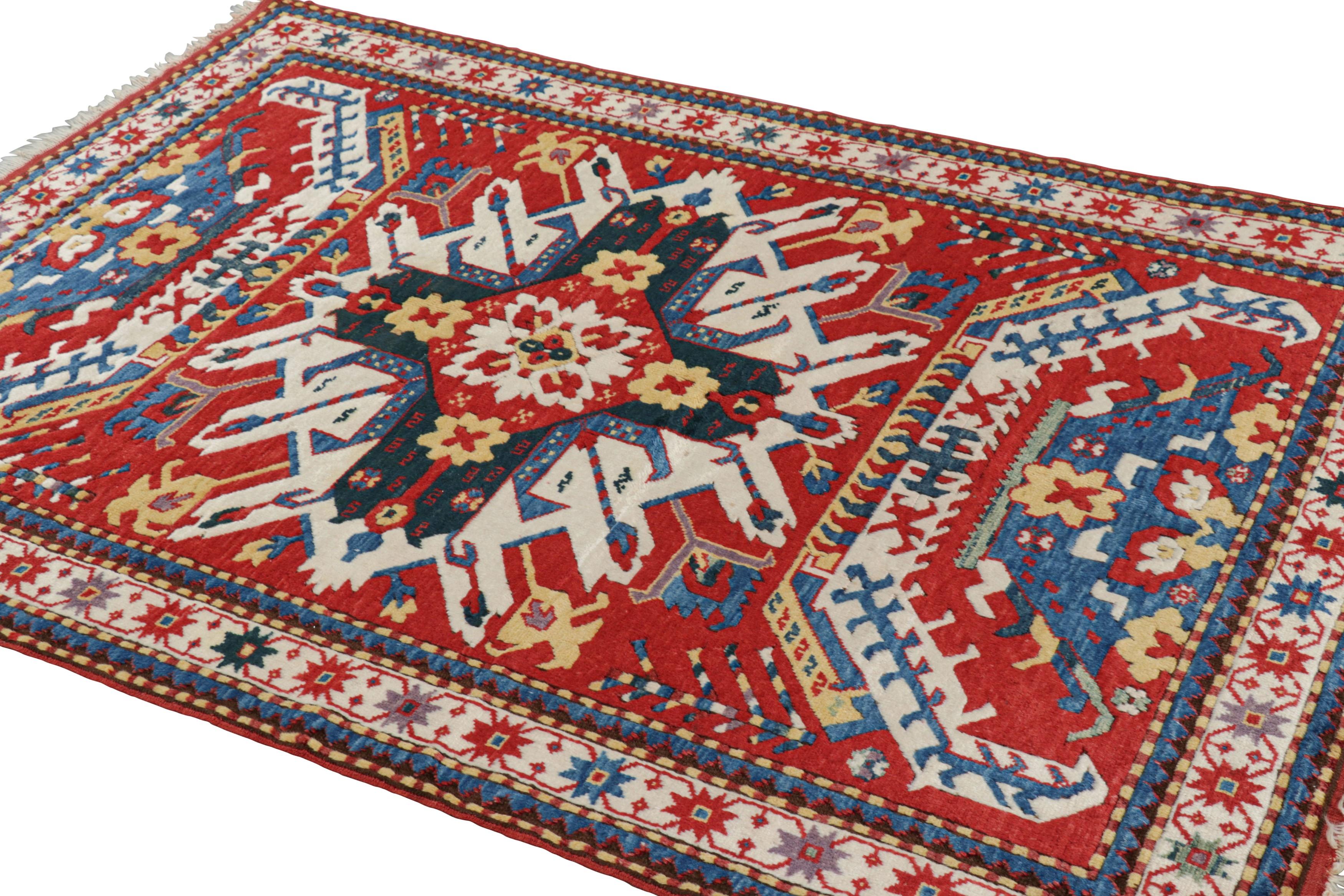 Alfombra tribal turca vintage en crema y rojo con medallón by Rug & Kilim en Bueno estado para la venta en Long Island City, NY
