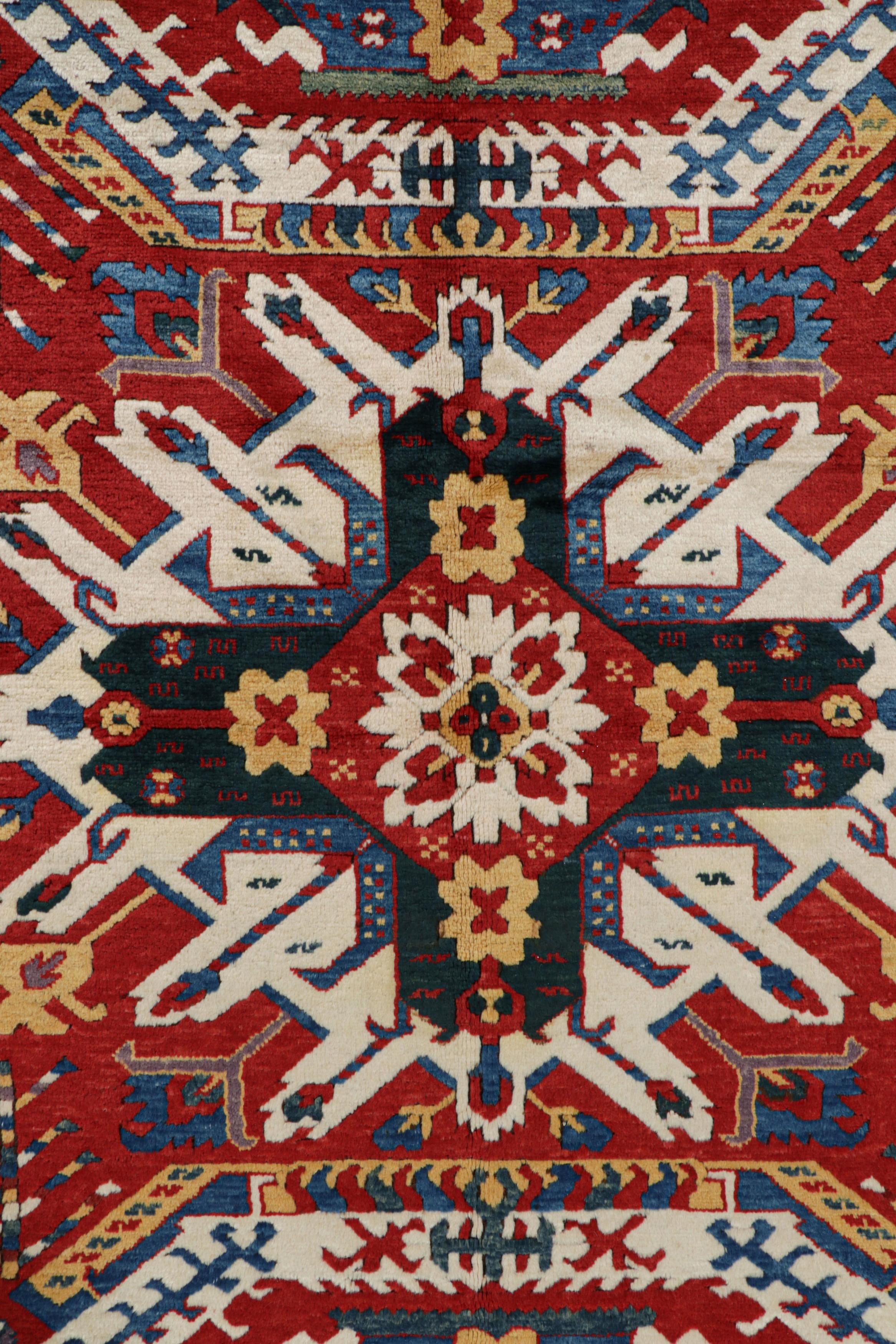 Alfombra tribal turca vintage en crema y rojo con medallón by Rug & Kilim mediados del siglo XX en venta