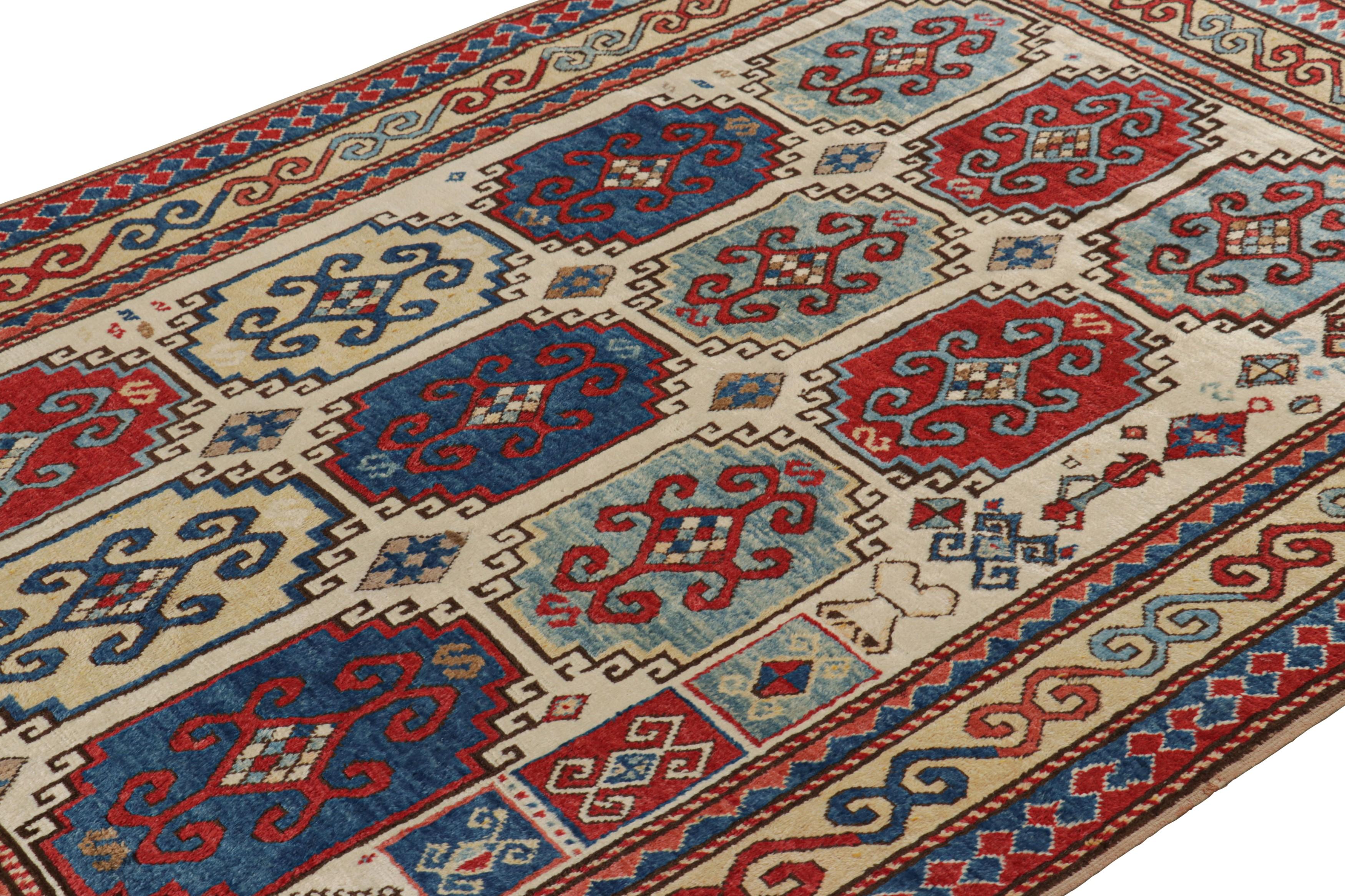 Fabriqué en Turquie vers 1950-1950 avec de la laine nouée à la main, ce tapis tribal vintage de 5 x 8 est une nouvelle collection passionnante du répertoire de tapis du milieu du siècle de Rug & Kilim. 

Sur le Design : 

Le champ présente des