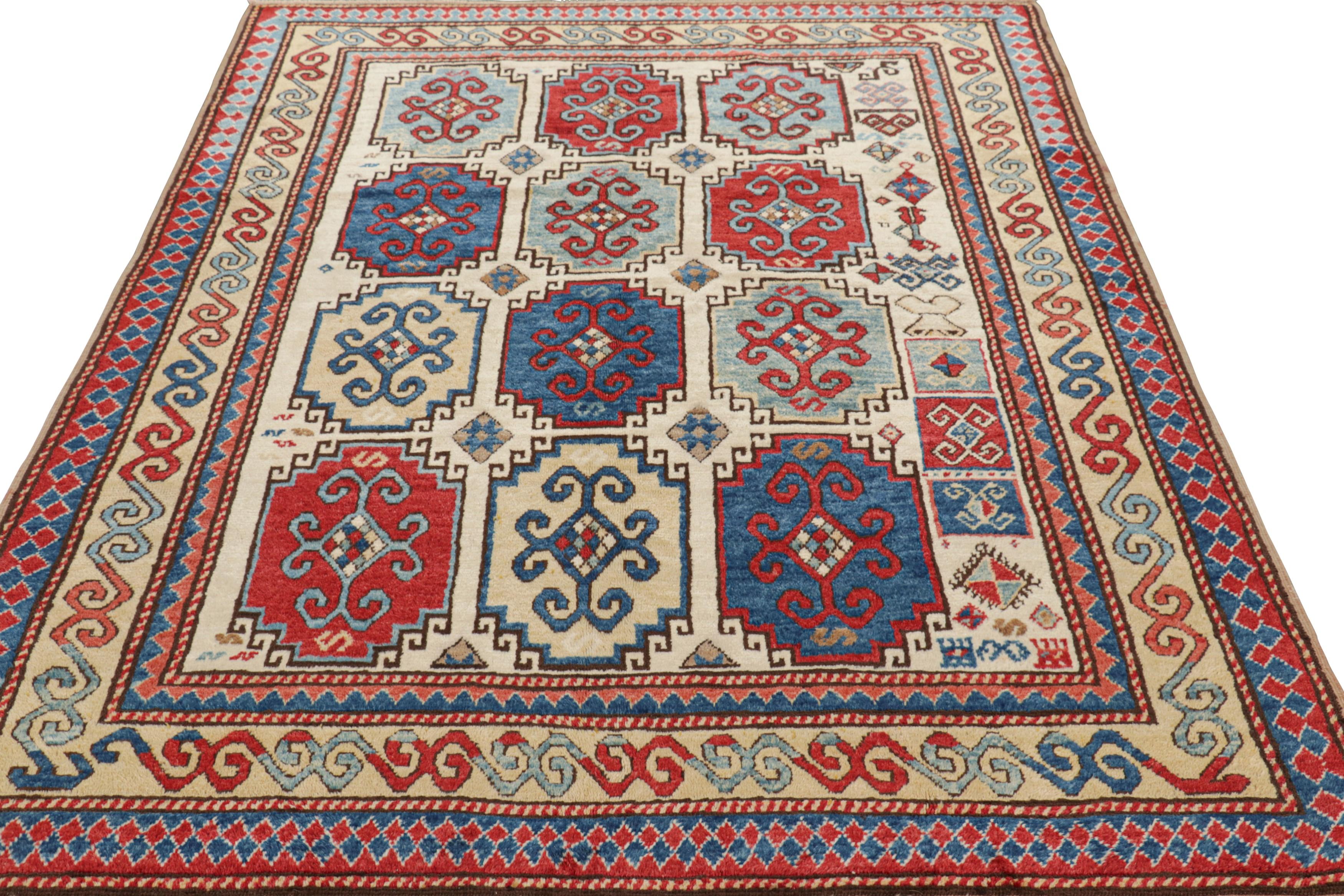 Türkischer Stammeskunst-Teppich in Creme und Rot mit Medaillons, Vintage  Rug & Kilim im Zustand „Gut“ im Angebot in Long Island City, NY