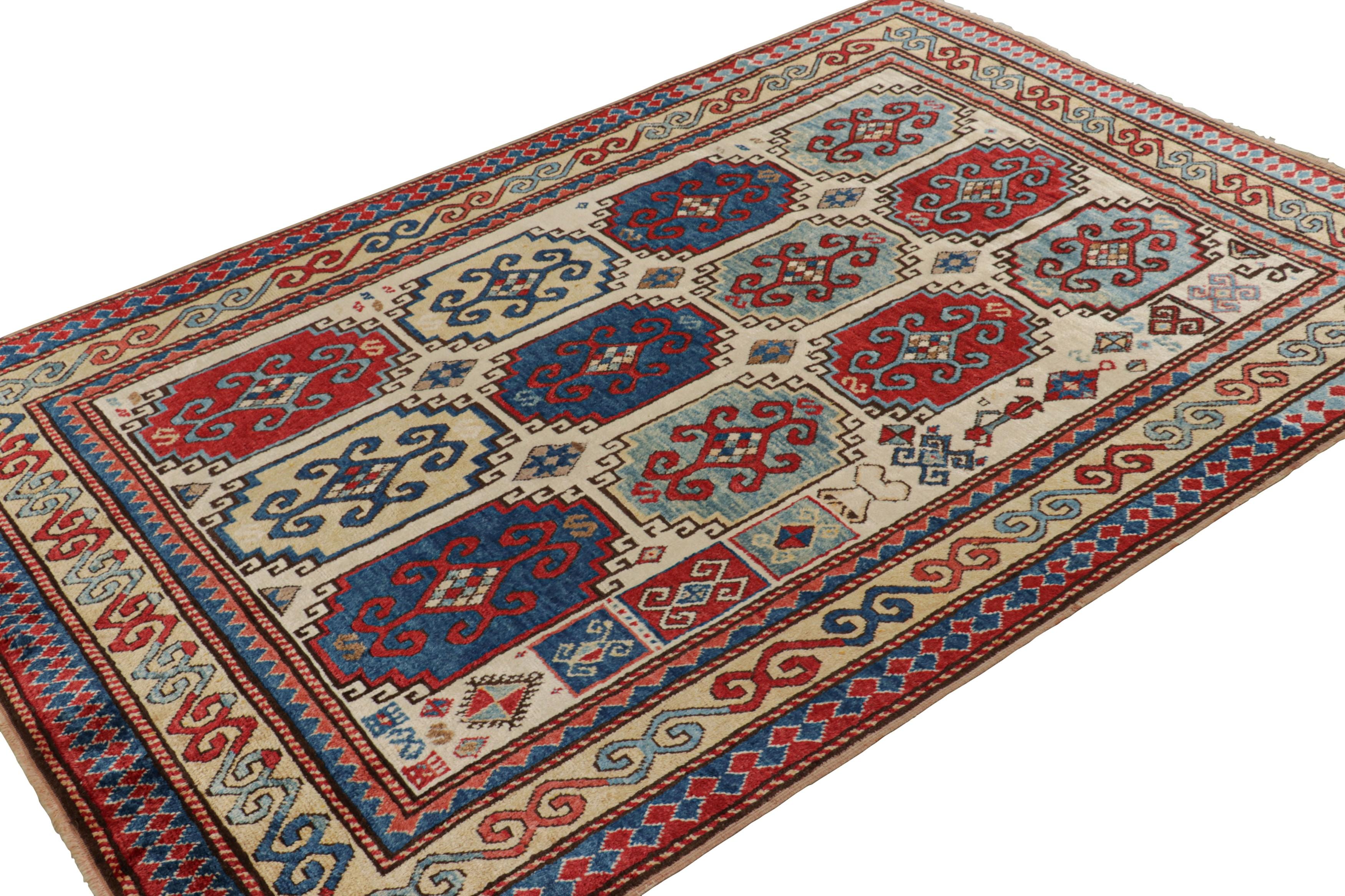 Tapis tribal turc vintage crème et rouge avec médaillons  Rug & Kilim Bon état - En vente à Long Island City, NY