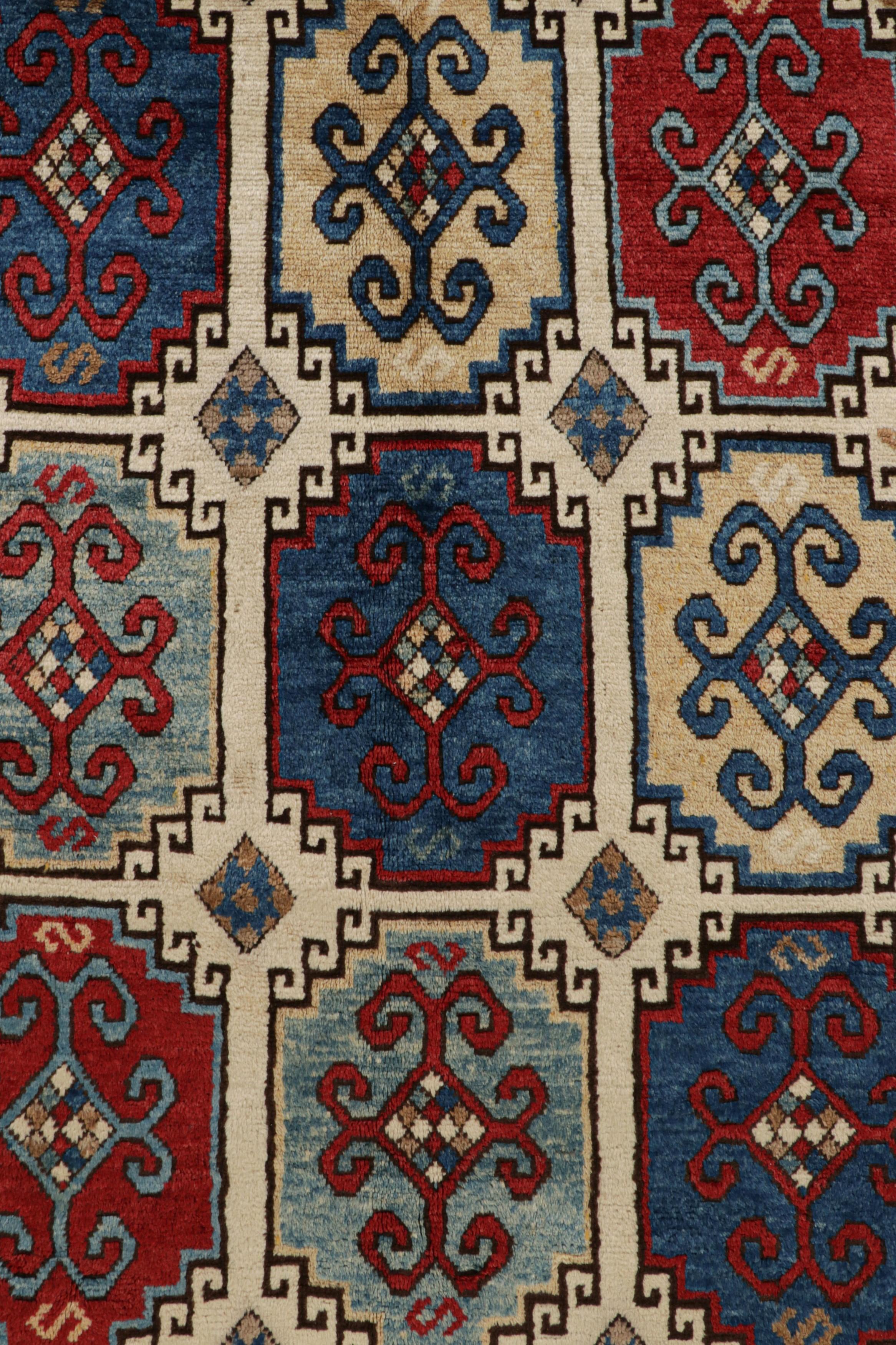 Milieu du XXe siècle Tapis tribal turc vintage crème et rouge avec médaillons  Rug & Kilim en vente