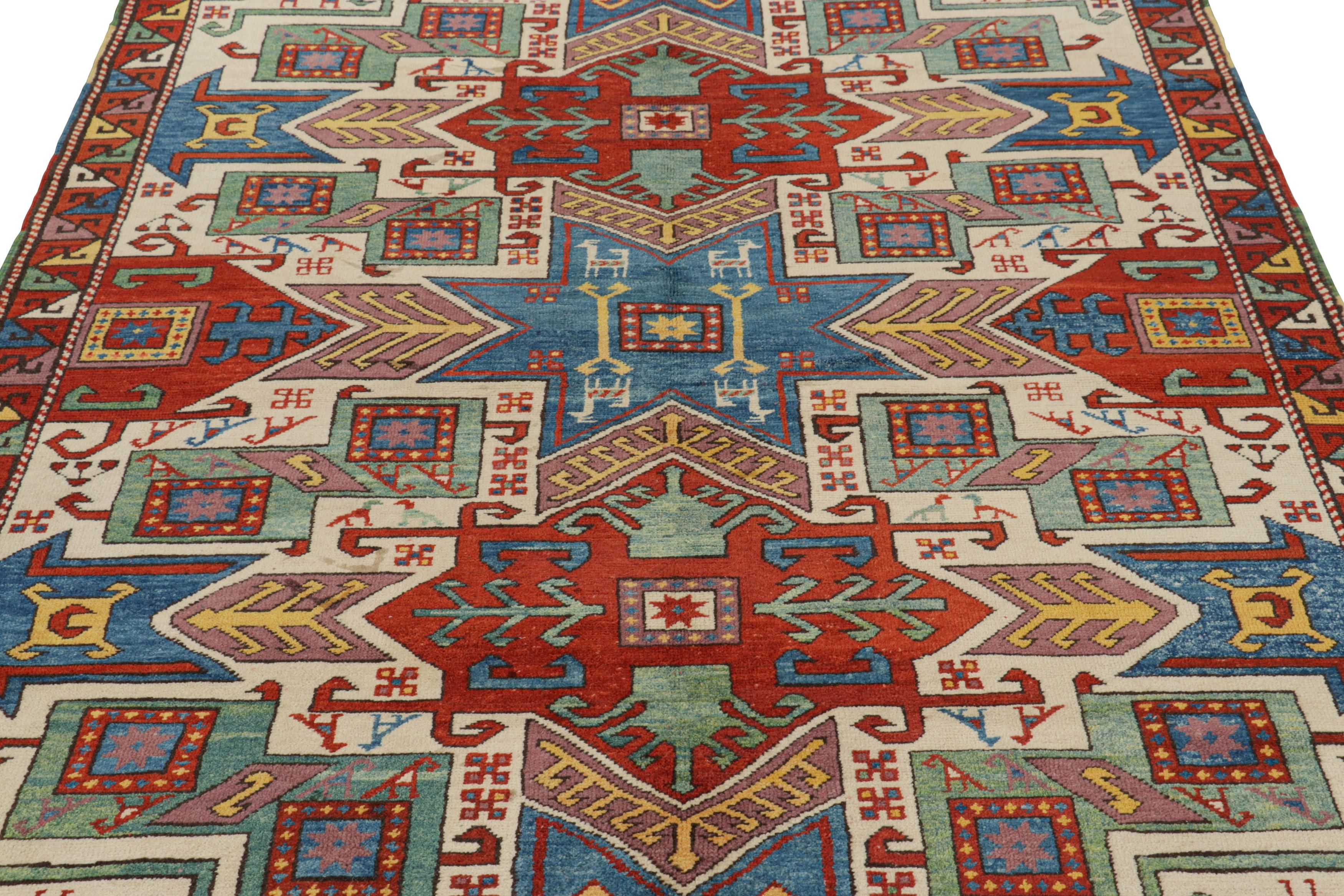 Anudada a mano en lana y originaria de Turquía hacia 1950-60, esta alfombra vintage de 5x8 es la última incorporación a la colección de alfombras tribales raras y únicas de mediados de siglo de Rug & Kilim. 

Sobre el diseño: 

Los admiradores de