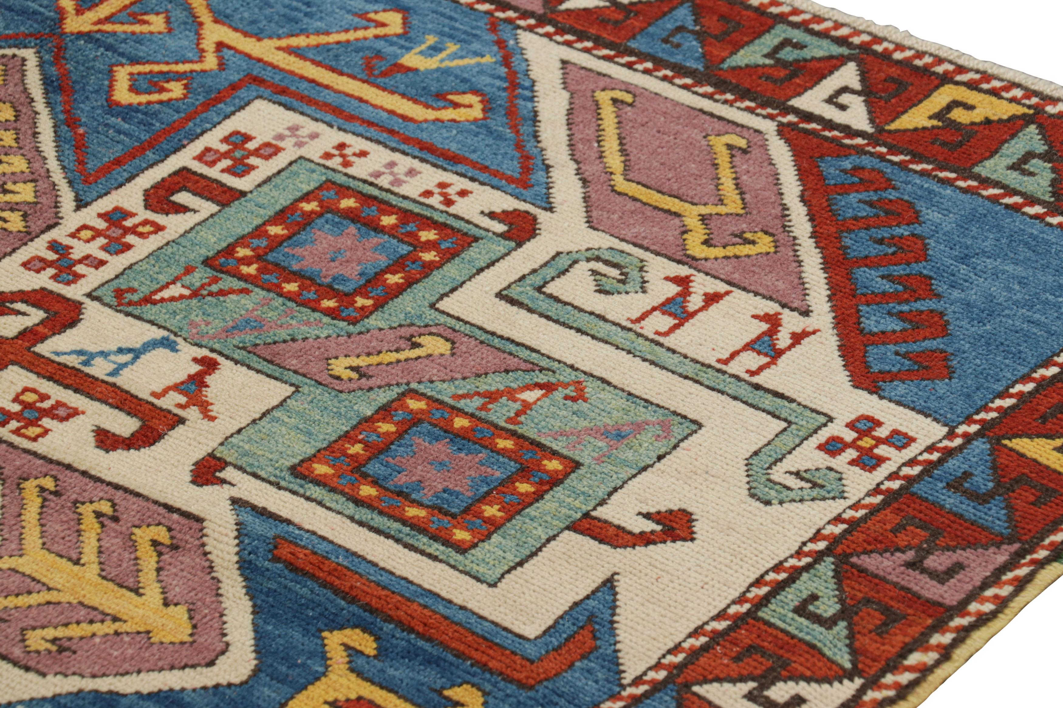 Alfombra tribal turca vintage roja y azul con medallones by Rug & Kilim Tribal en venta