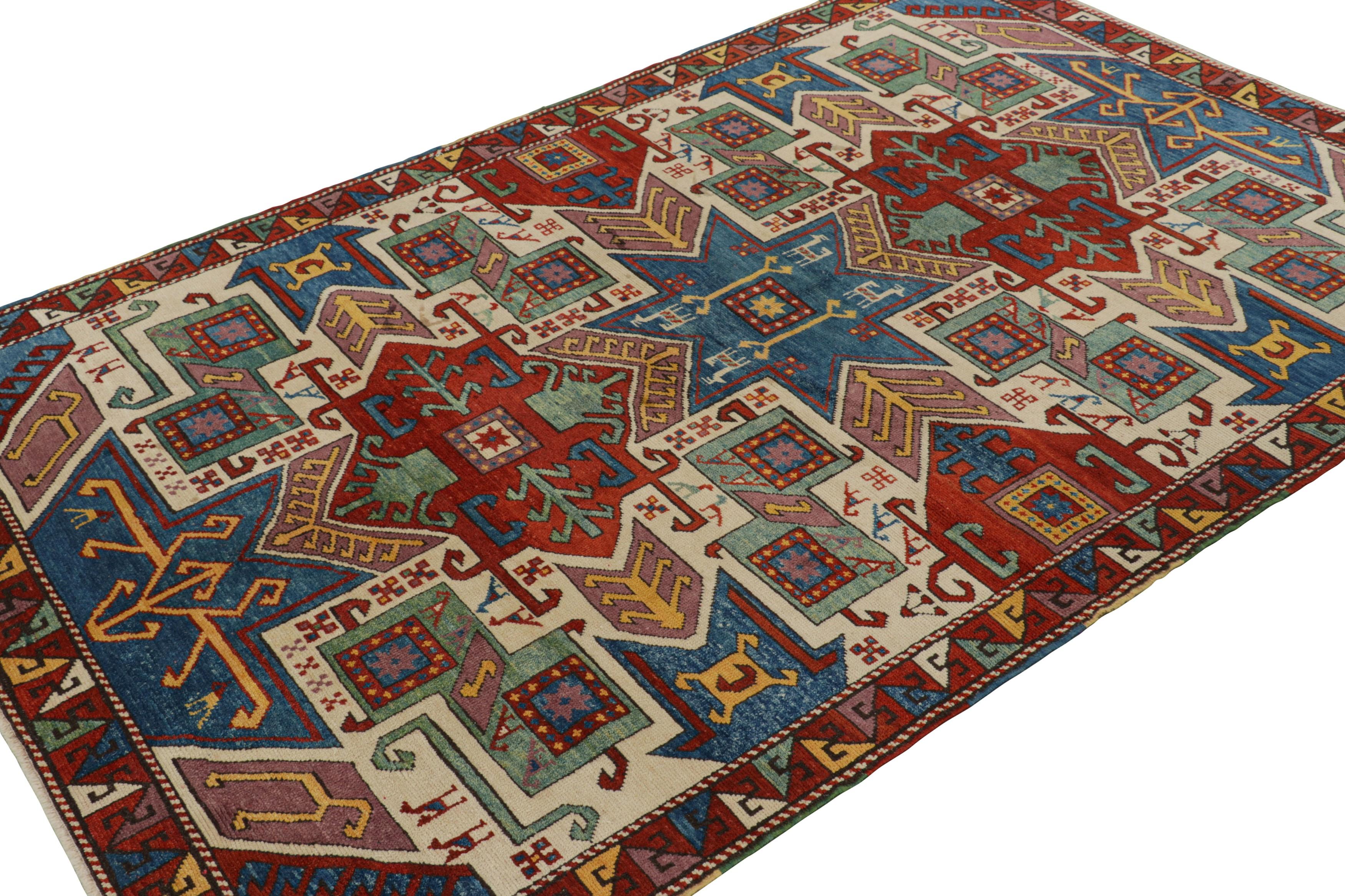 Alfombra tribal turca vintage roja y azul con medallones by Rug & Kilim Turco en venta