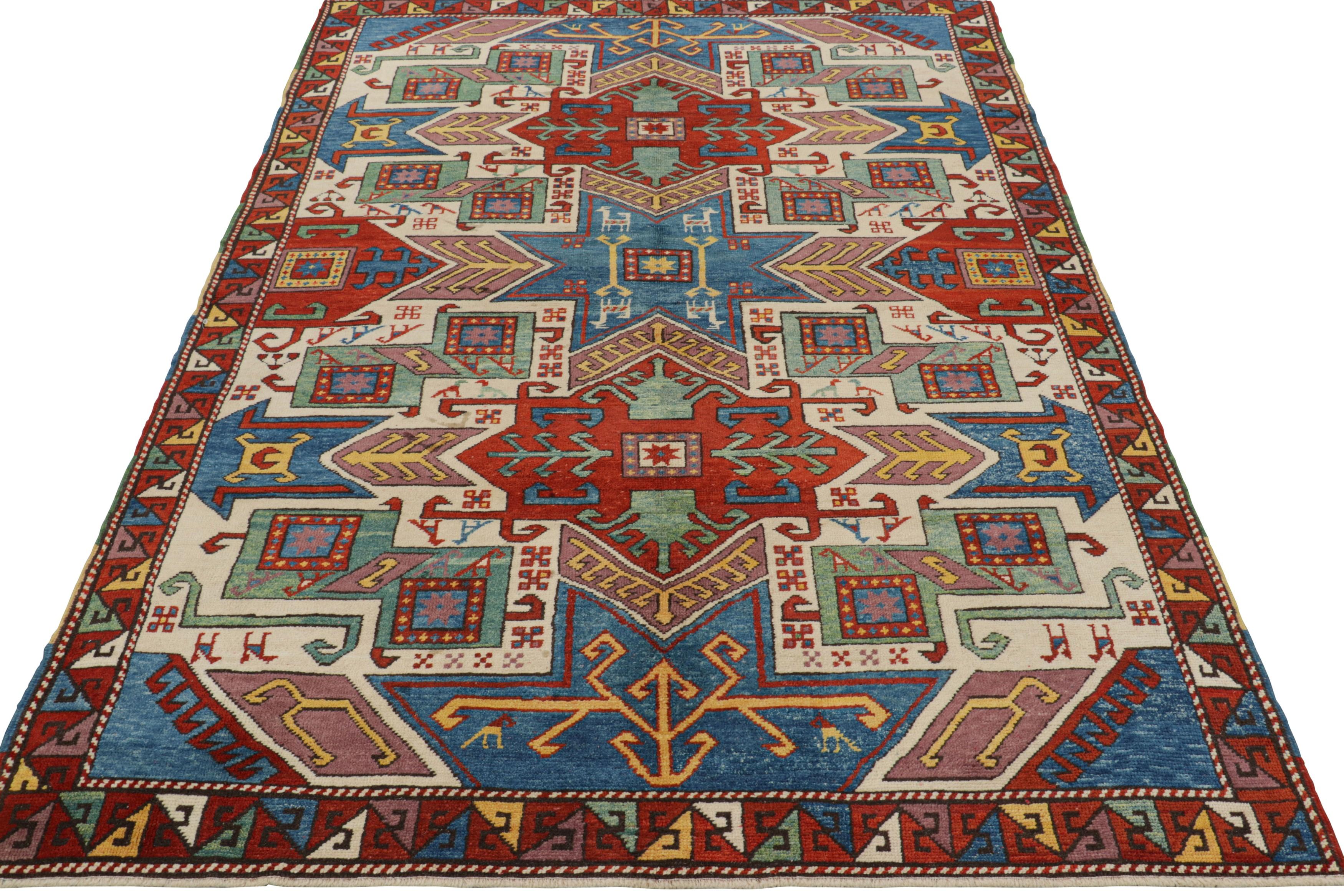 Alfombra tribal turca vintage roja y azul con medallones by Rug & Kilim Anudado a mano en venta