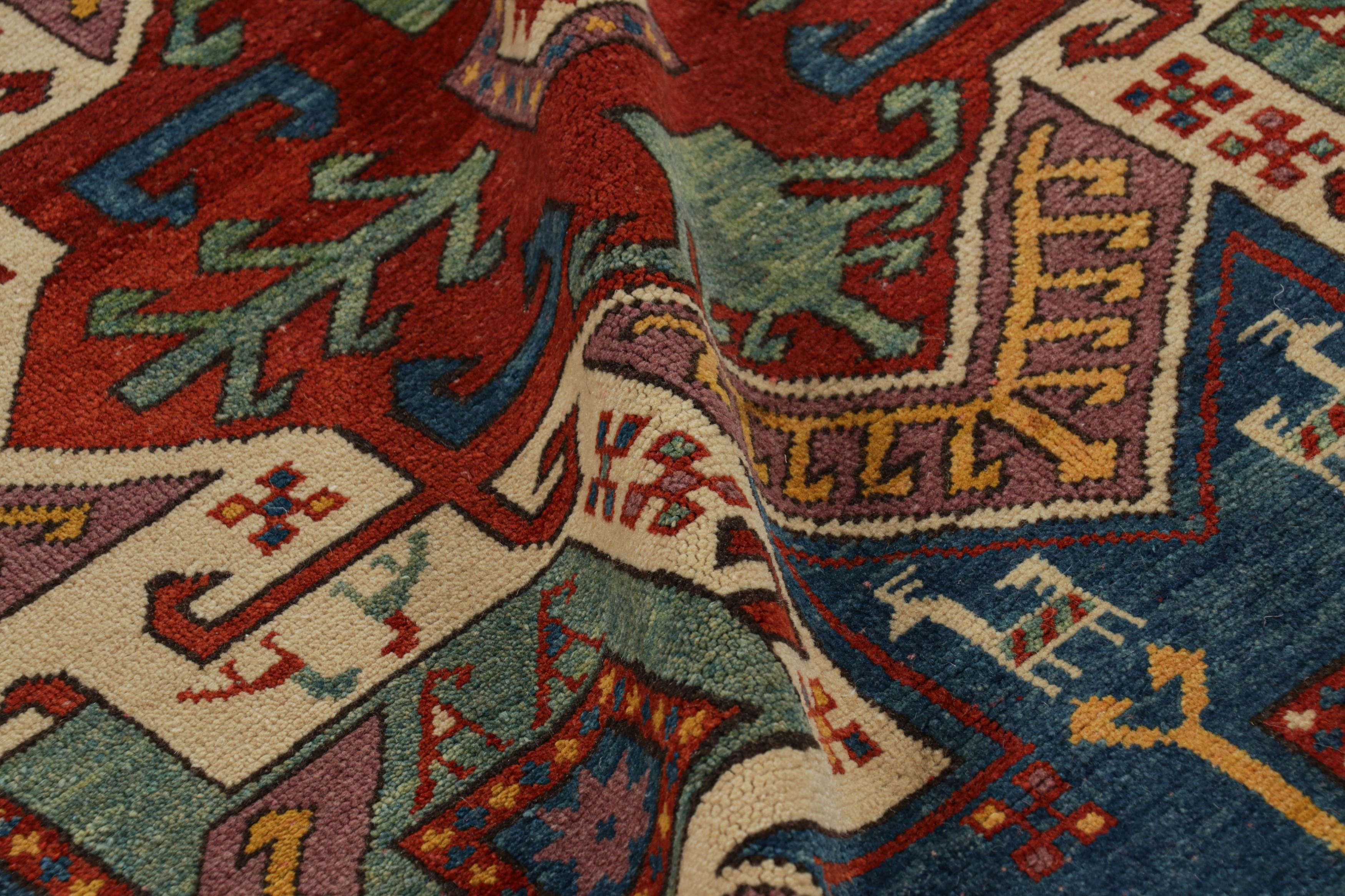 Alfombra tribal turca vintage roja y azul con medallones by Rug & Kilim mediados del siglo XX en venta
