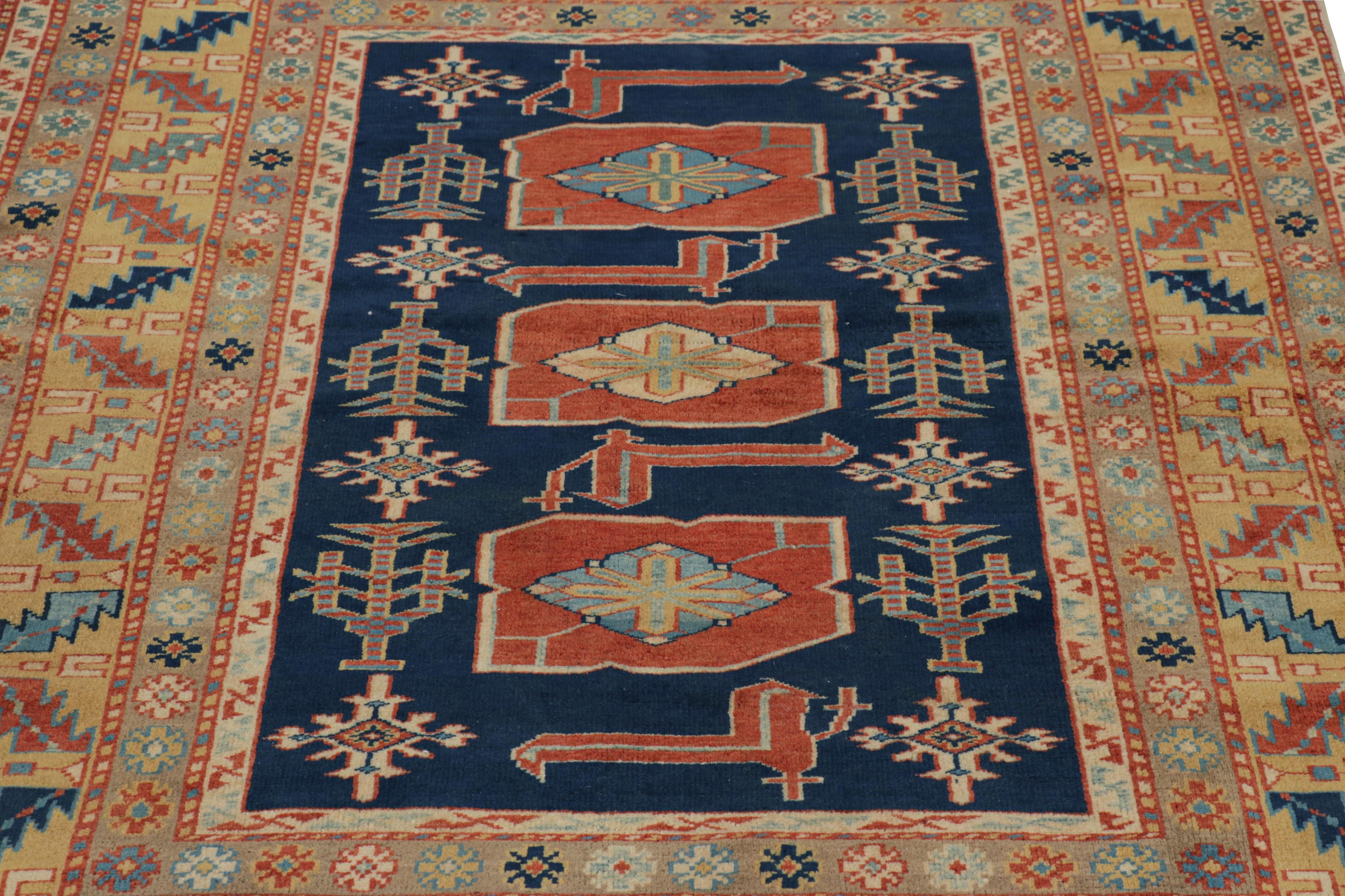 Fabriqué en Turquie vers 1950-1950 avec de la laine nouée à la main, ce tapis tribal vintage de 4x5 est une nouvelle collection passionnante du répertoire de tapis rares du milieu du siècle de Rug & Kilim. 

Sur le Design : 

Les admirateurs de