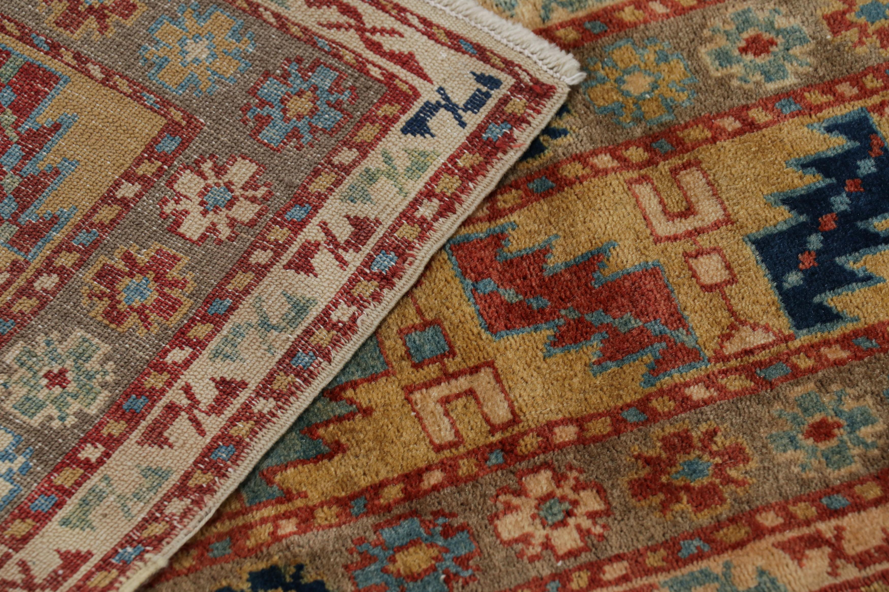 Milieu du XXe siècle Chemin de table tribal turc vintage en bleu et Brown avec médaillons  Rug & Kilim en vente