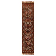 Tapis de couloir tribal turc vintage à motif géométrique orange-rouge de Rug & Kilim