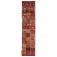 Türkischer Stammeskunst-Läufer in polychromen Stammesmuster von Teppich & Kilim
