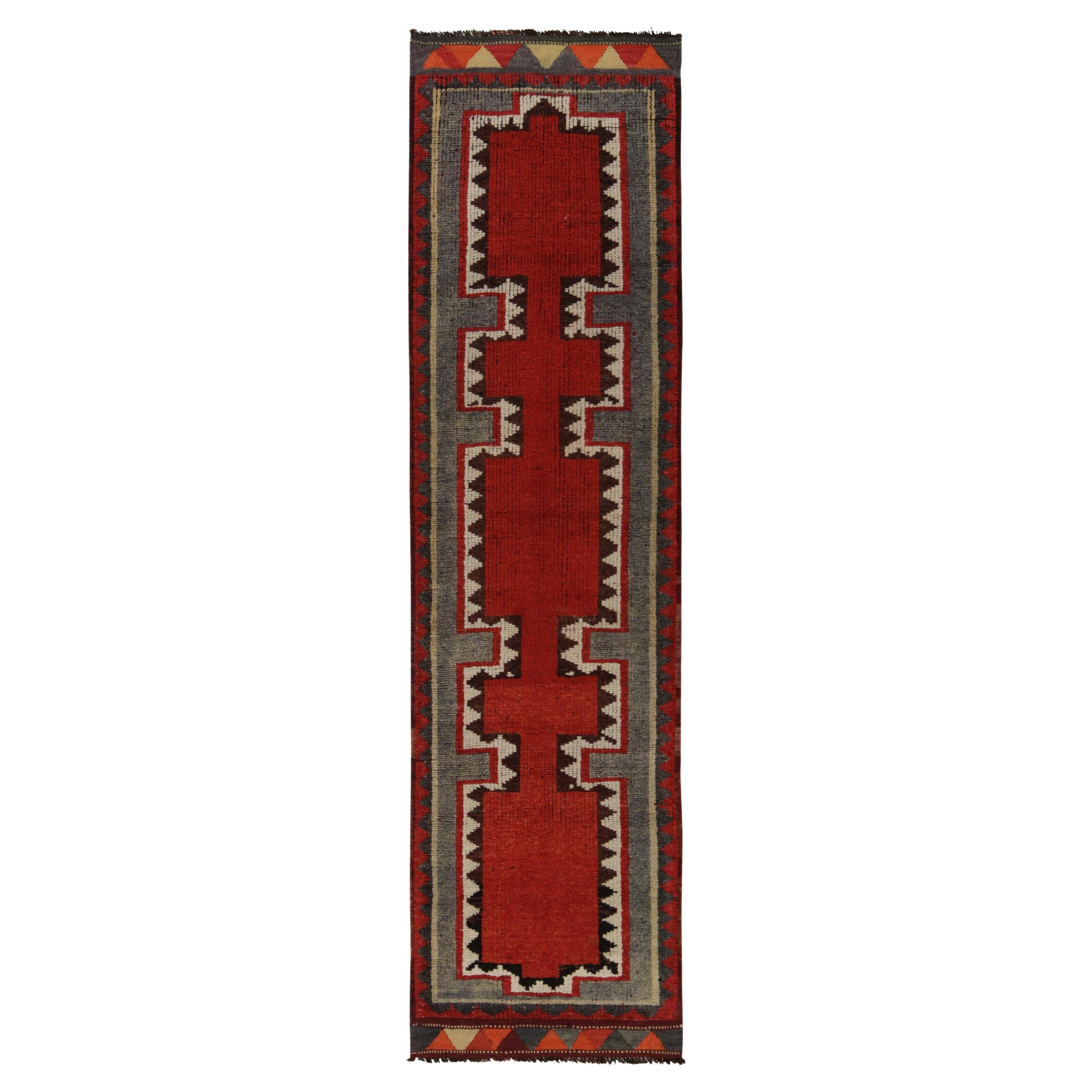 Türkischer Stammeskunst-Läufer in Rot & Blau mit geometrischen Mustern von Teppich & Kelim