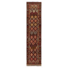 Tapis de couloir tribal turc vintage à motifs géométriques rouges et beiges par Rug & Kilim