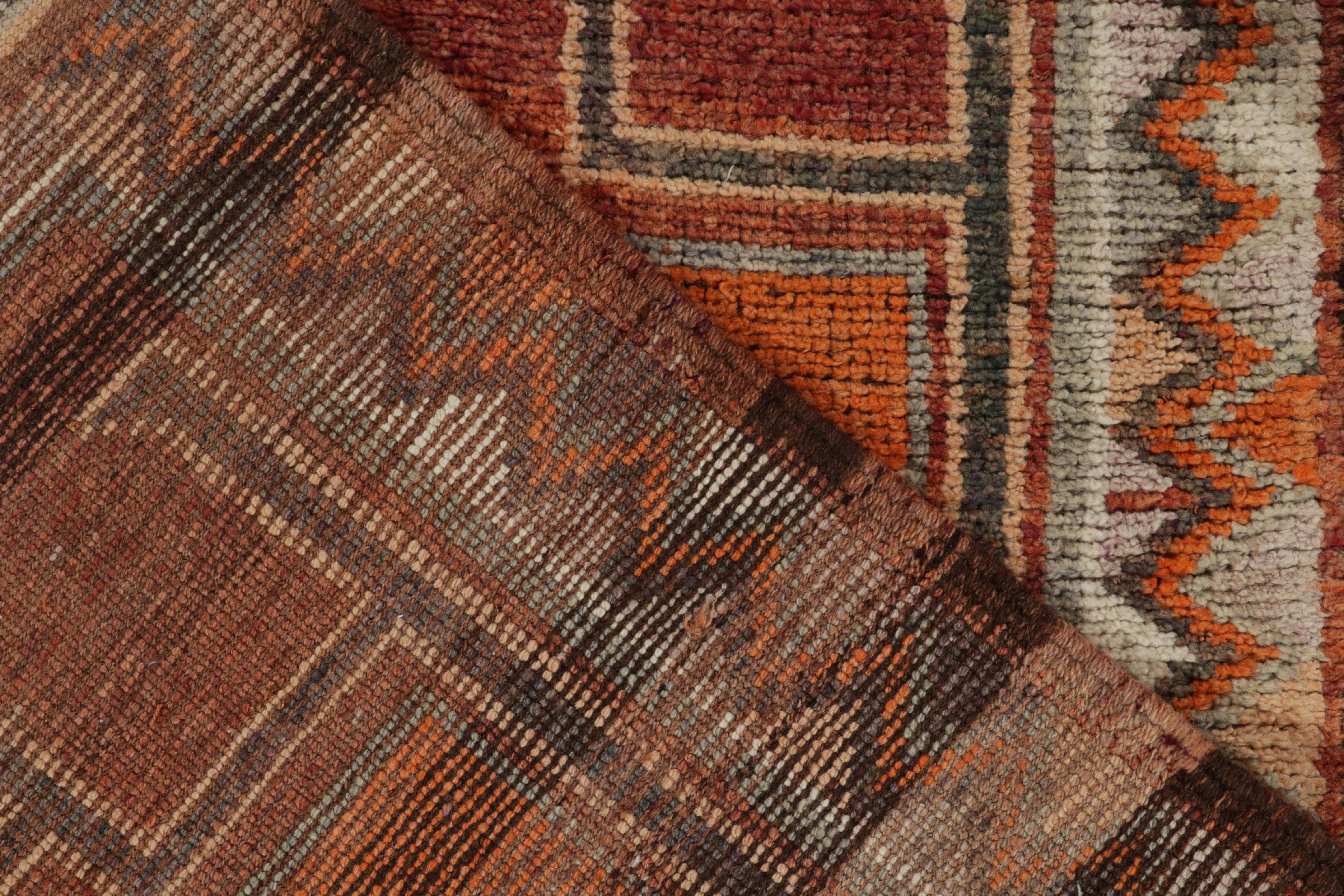 Türkischer Stammes-Läufer in Rot, Orange mit geometrischem Muster von Teppich & Kelim (Wolle) im Angebot