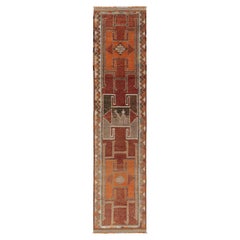 Tapis de couloir tribal turc vintage rouge et orange à motif géométrique par Rug & Kilim