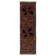 Tapis de couloir tribal turc vintage à motifs géométriques rouges et orange de Rug & Kilim