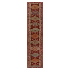 Türkischer Stammeskunst-Läufer in Rot mit Beige-, Blau-Muster von Teppich & Kelim