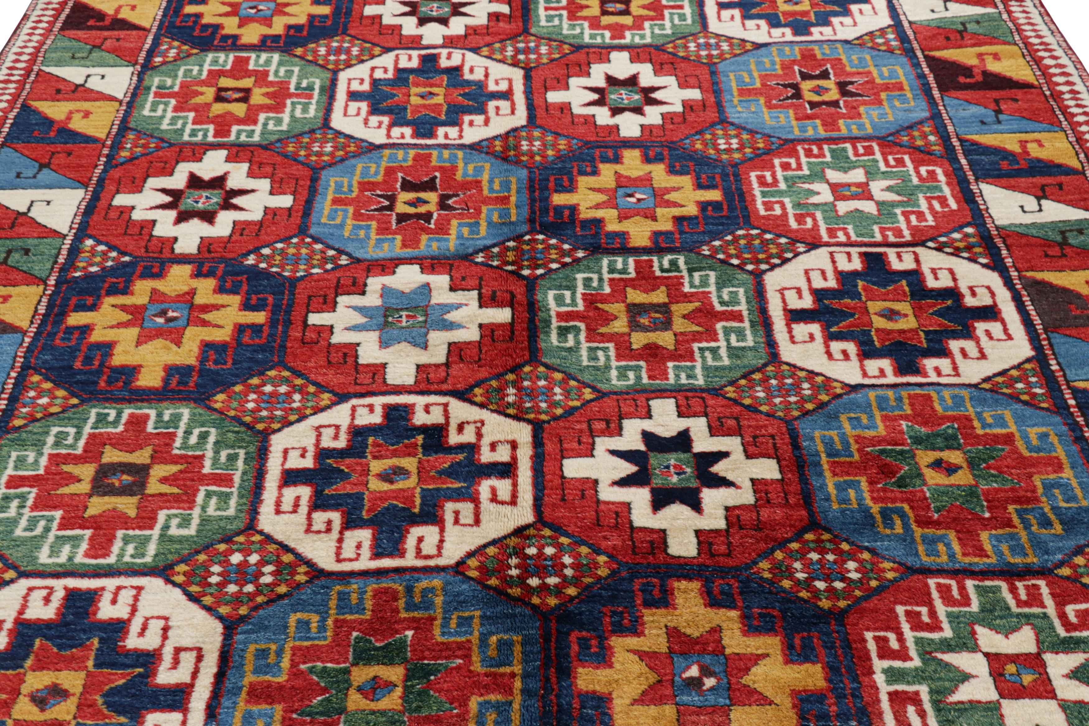 Fabricada con lana anudada a mano en Turquía hacia 1950-1950, esta alfombra tribal vintage de 7x8 es una nueva y emocionante selección de la colección de alfombras raras de mediados de siglo de Rug & Kilim. 

Sobre el diseño: 

Los admiradores de