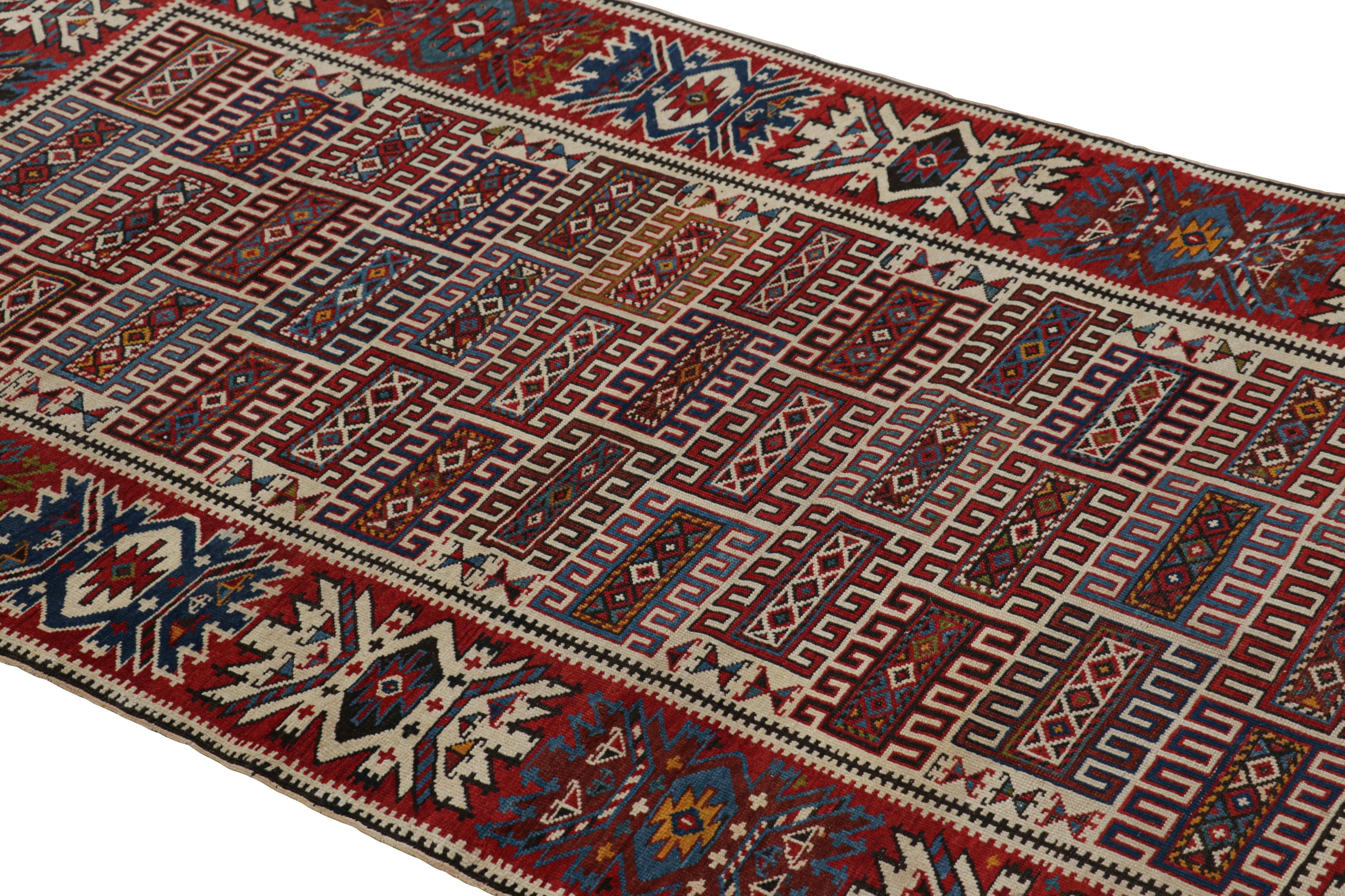 Dieser 3 x 6 große Stammesläufer aus handgeknüpfter Wolle aus der Türkei (ca. 1950-1950) ist eine aufregende neue Kuration aus der Kollektion von Rug & Kilim mit seltenen Teppichen aus der Mitte des Jahrhunderts. 

Über das Design: 

Das Feld dieses