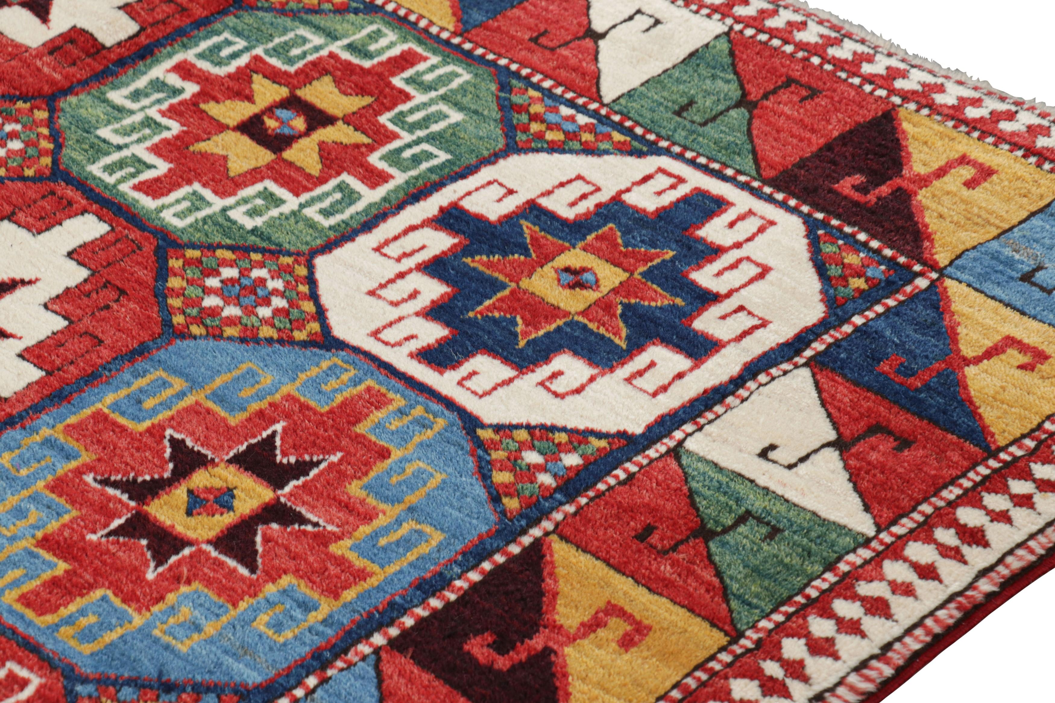 Alfombra Turca Tribal Vintage en Rojo con Medallones de Colores  Rug & Kilim Turco en venta