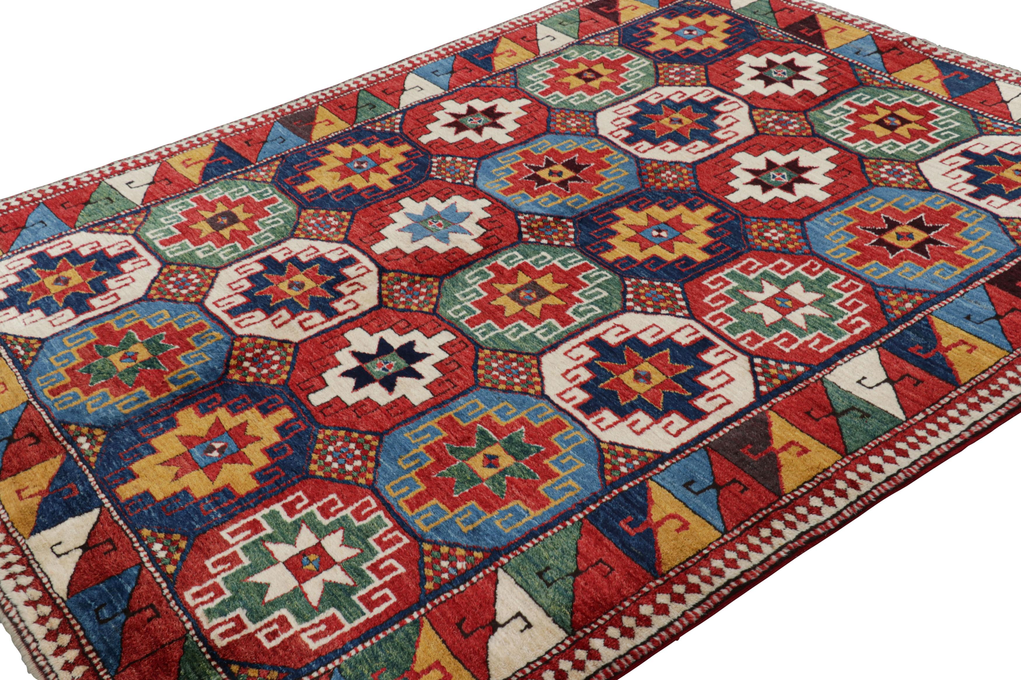 Alfombra Turca Tribal Vintage en Rojo con Medallones de Colores  Rug & Kilim en Bueno estado para la venta en Long Island City, NY