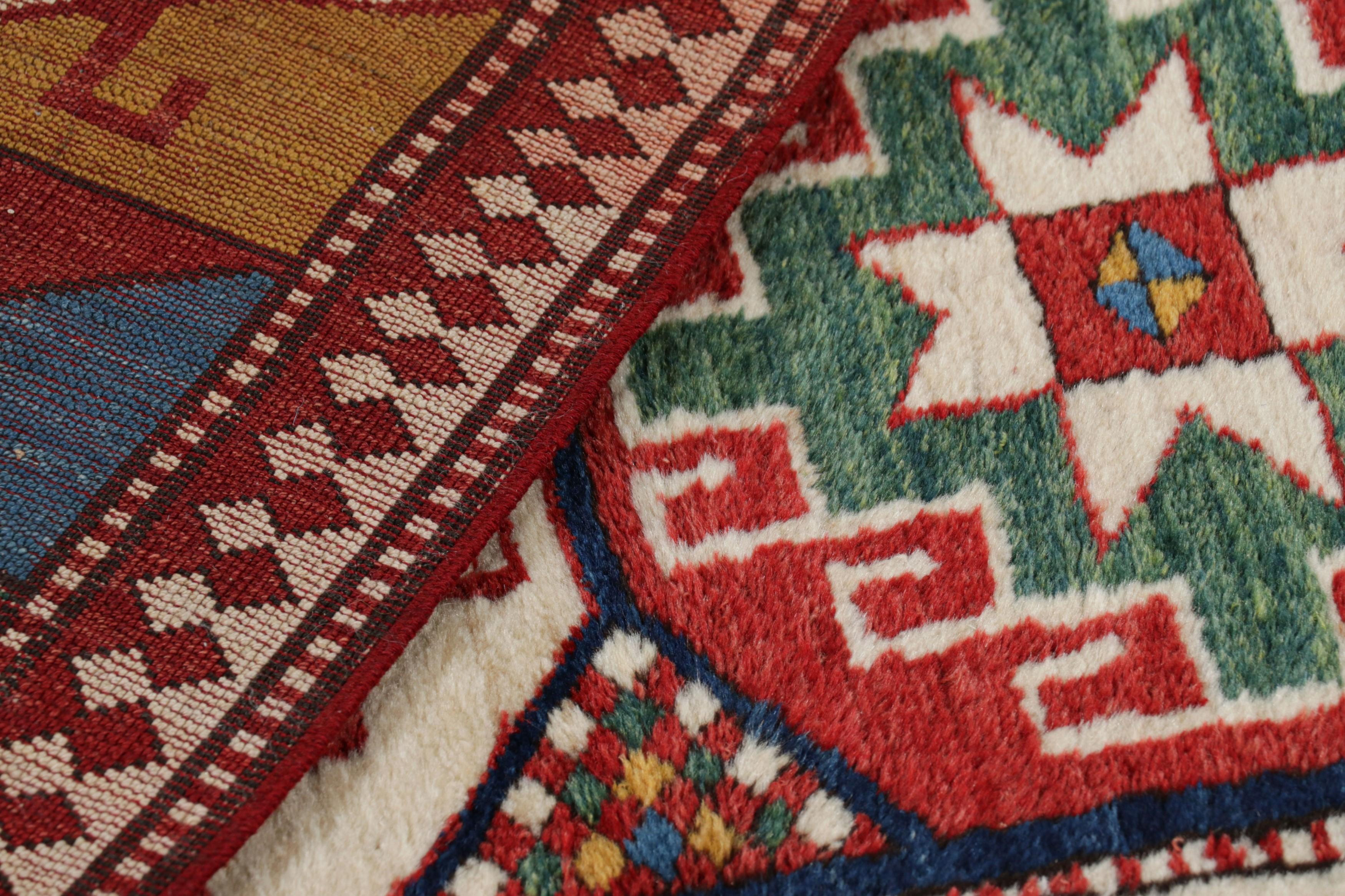 Alfombra Turca Tribal Vintage en Rojo con Medallones de Colores  Rug & Kilim en venta 1