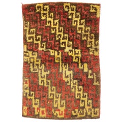 Türkischer Tulu-Akzent-Teppich mit Stammesmotiven im Mid-Century-Modern-Stil