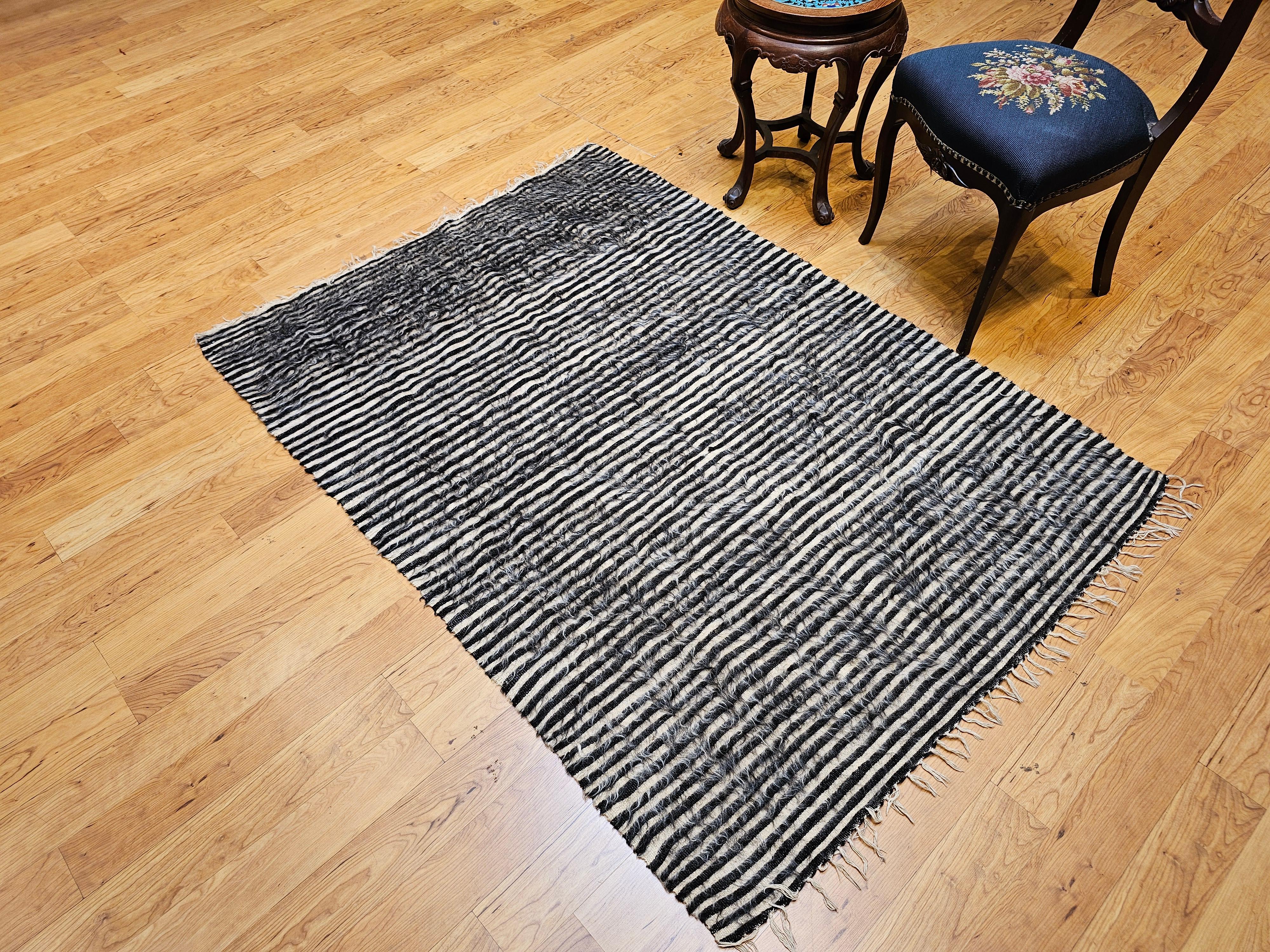 Türkischer Tulu-Teppich mit Allover-Streifenmuster in Brown/Schwarz, Elfenbein im Angebot 4
