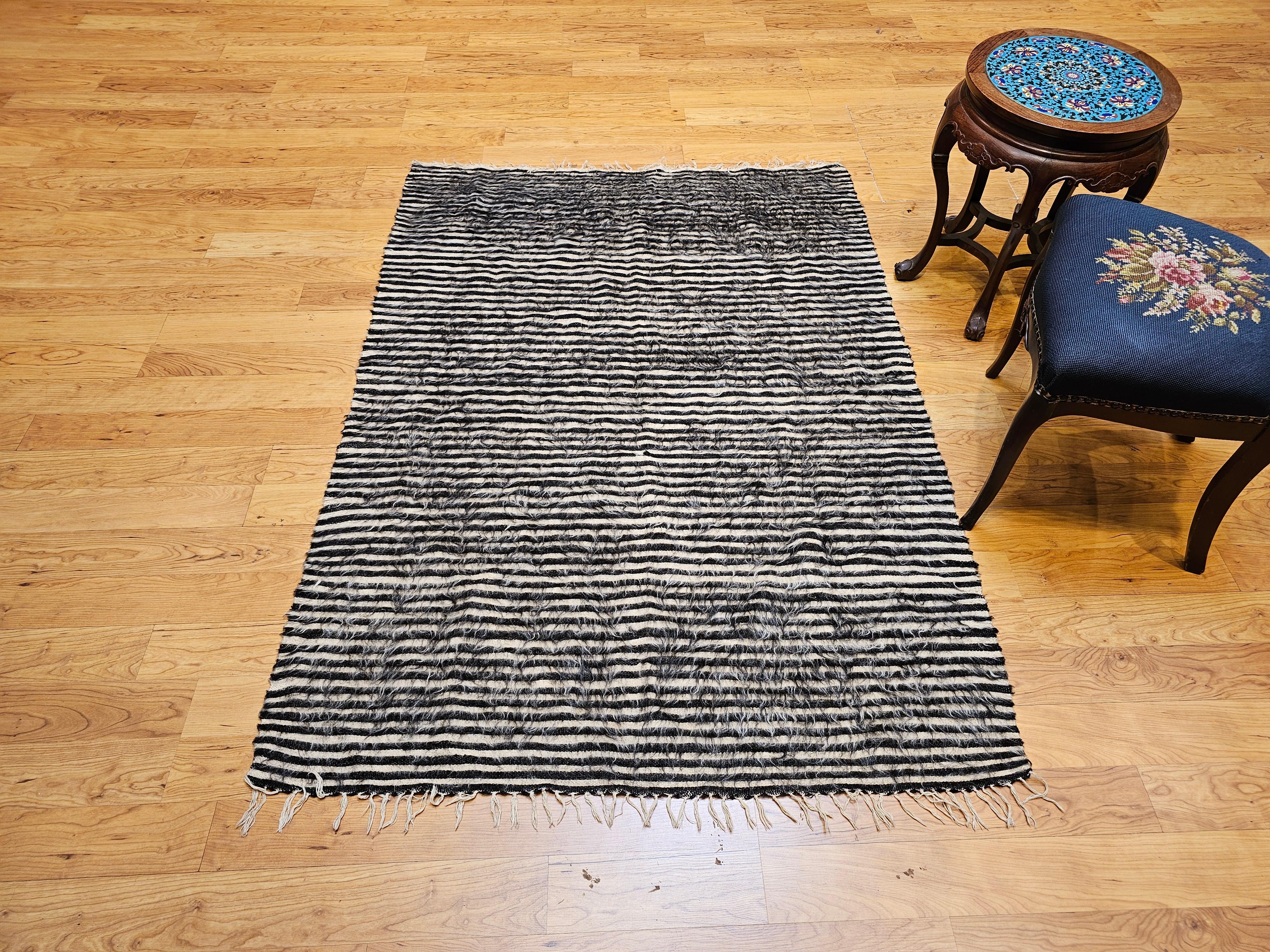 Türkischer Tulu-Teppich mit Allover-Streifenmuster in Brown/Schwarz, Elfenbein im Angebot 5
