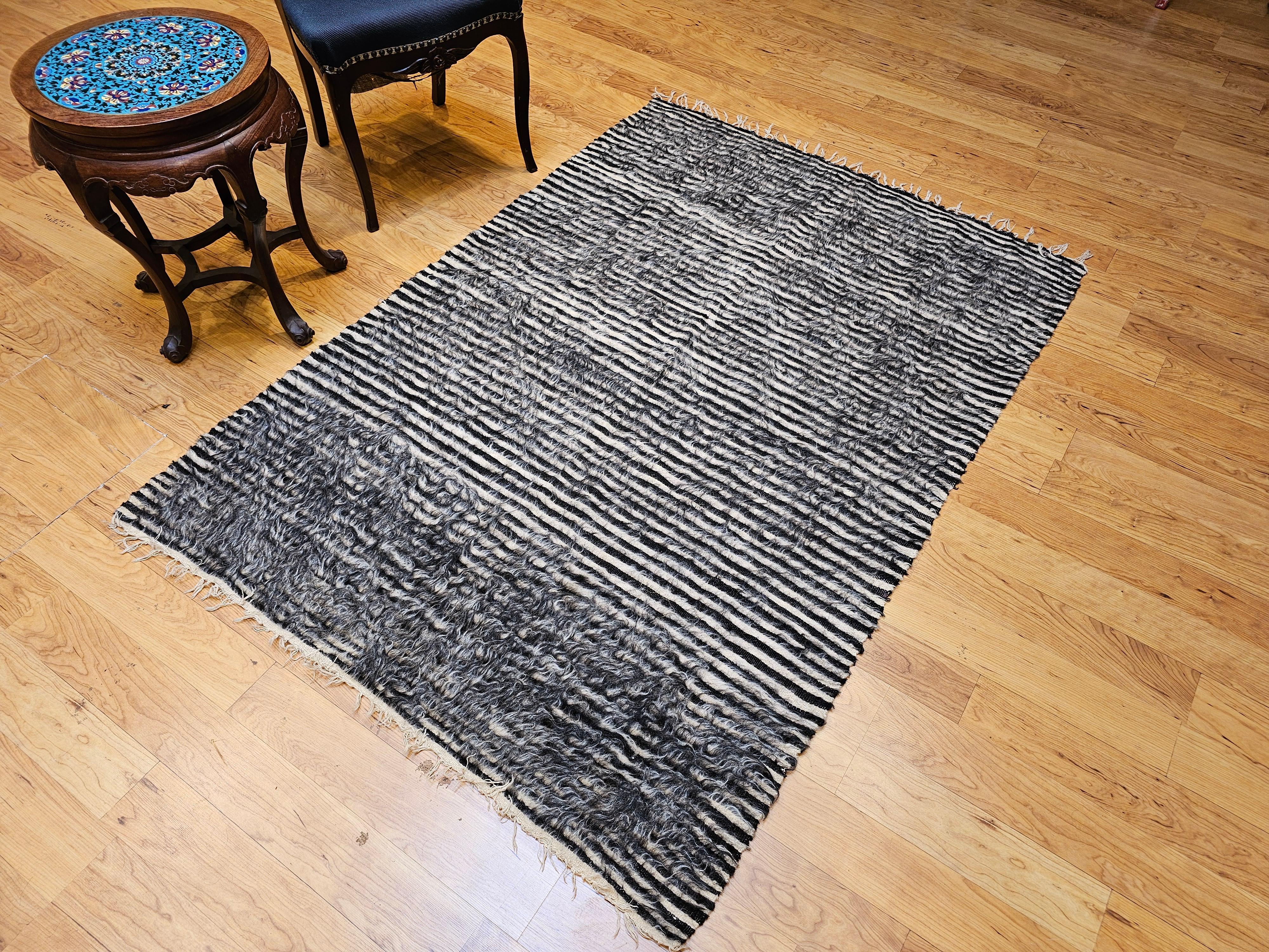 Türkischer Tulu-Teppich mit Allover-Streifenmuster in Brown/Schwarz, Elfenbein im Angebot 9