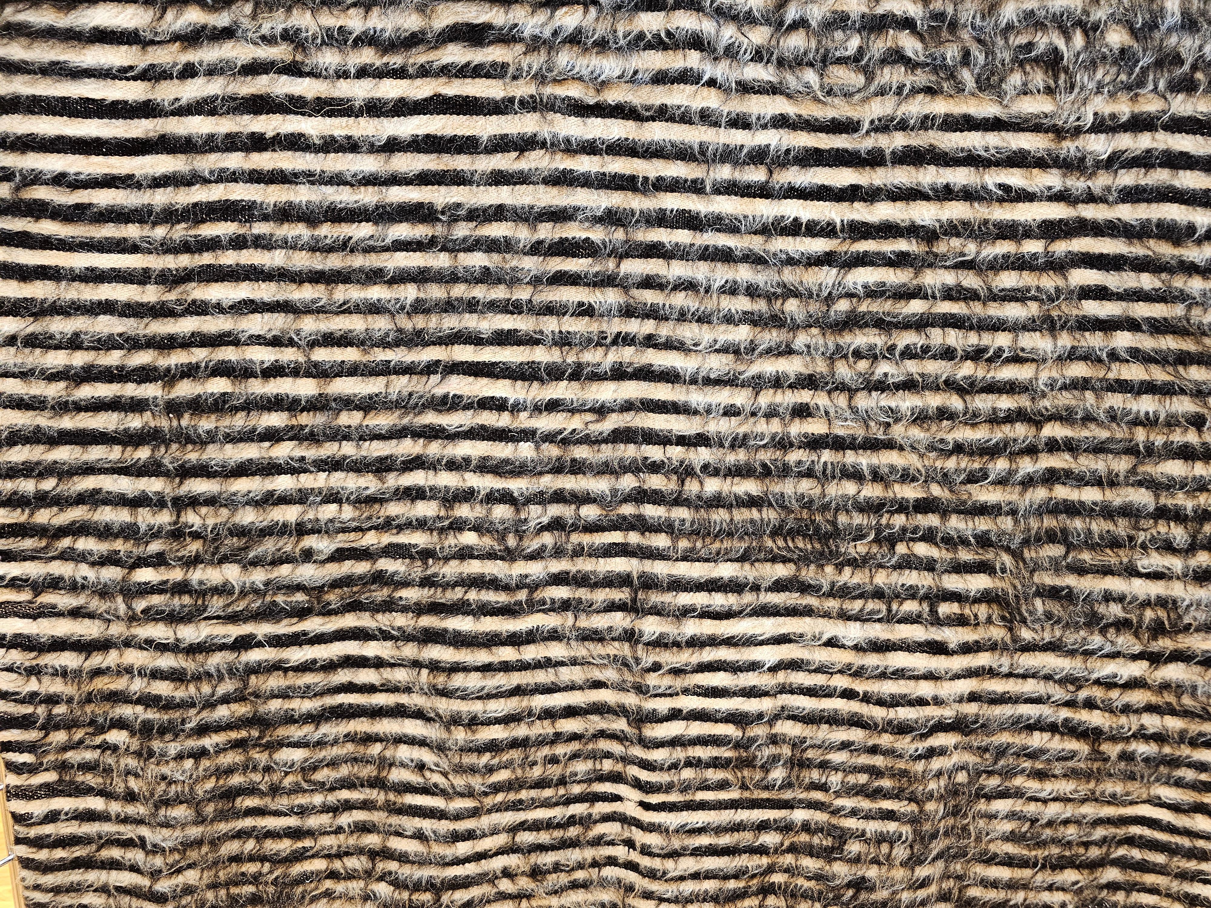 Türkischer Tulu-Teppich mit Allover-Streifenmuster in Brown/Schwarz, Elfenbein im Zustand „Gut“ im Angebot in Barrington, IL