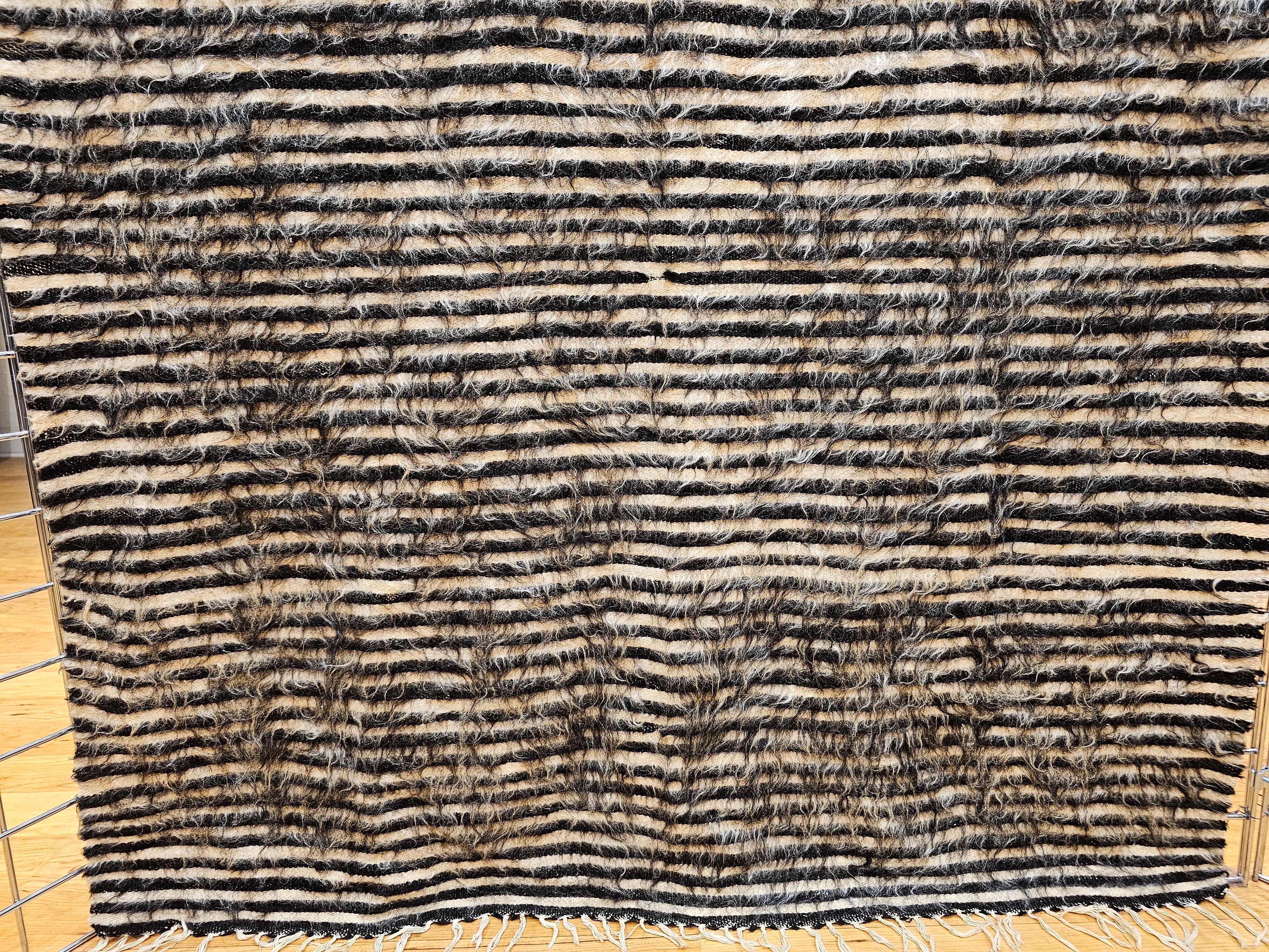 Türkischer Tulu-Teppich mit Allover-Streifenmuster in Brown/Schwarz, Elfenbein (20. Jahrhundert) im Angebot