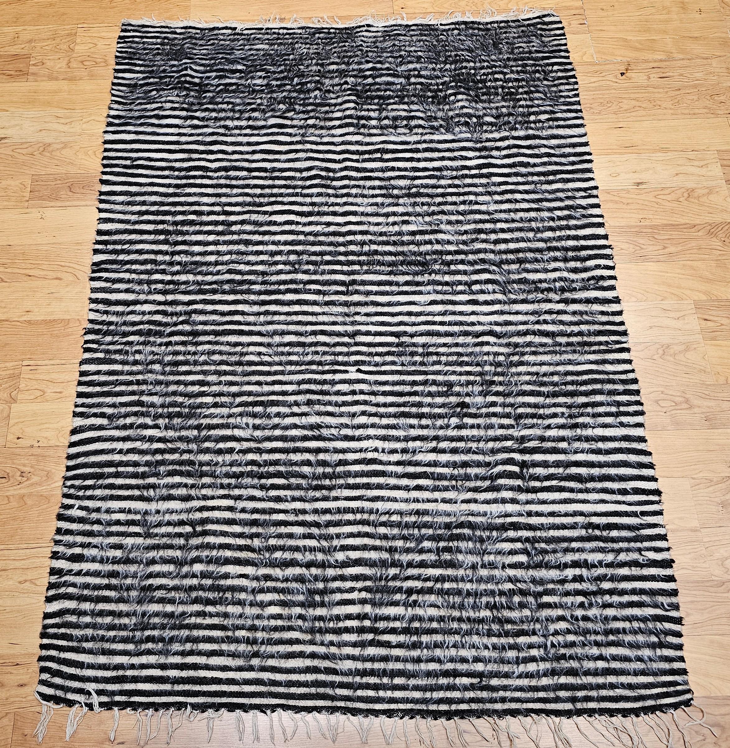 Türkischer Tulu-Teppich mit Allover-Streifenmuster in Brown/Schwarz, Elfenbein (Wolle) im Angebot