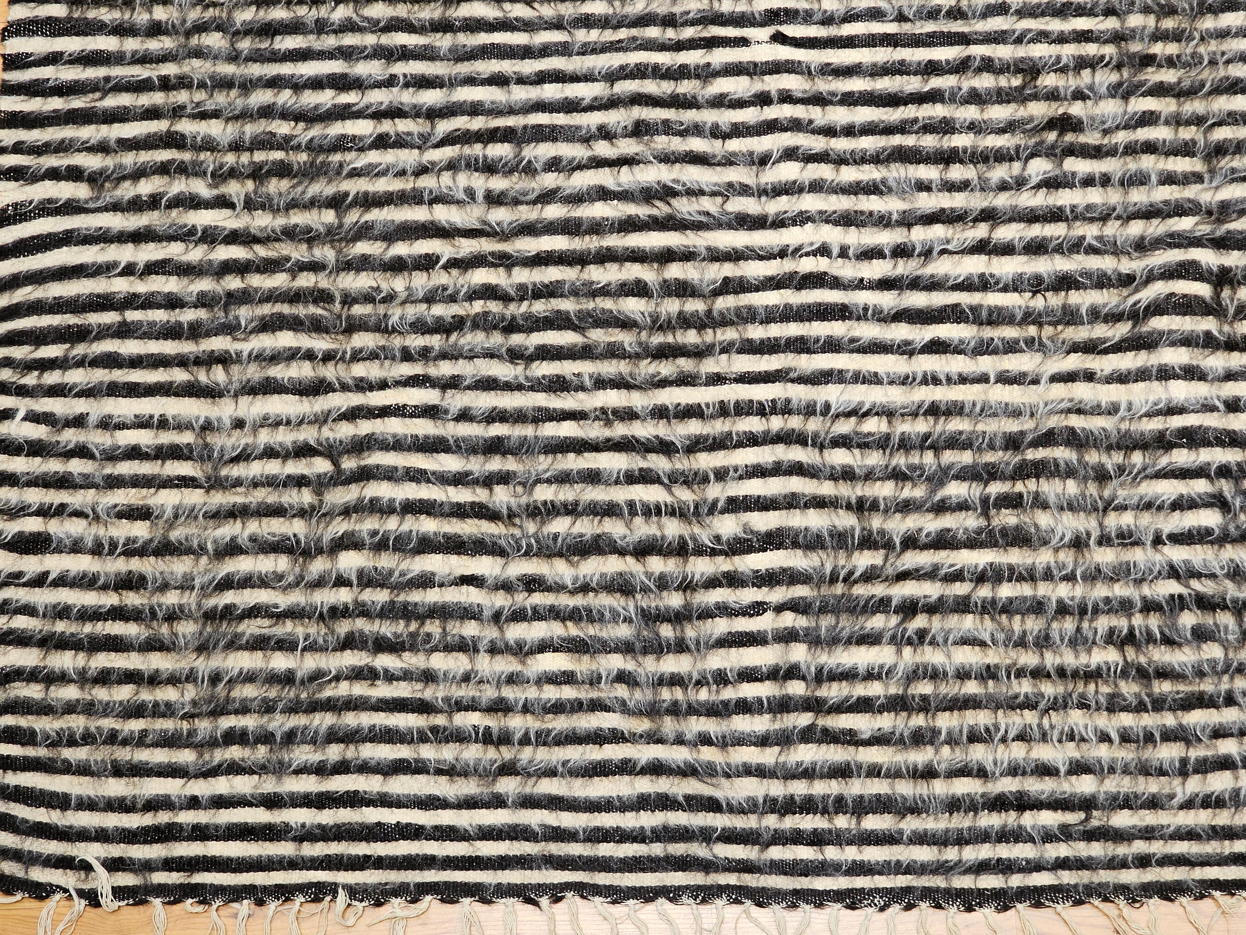 Türkischer Tulu-Teppich mit Allover-Streifenmuster in Brown/Schwarz, Elfenbein im Angebot 1