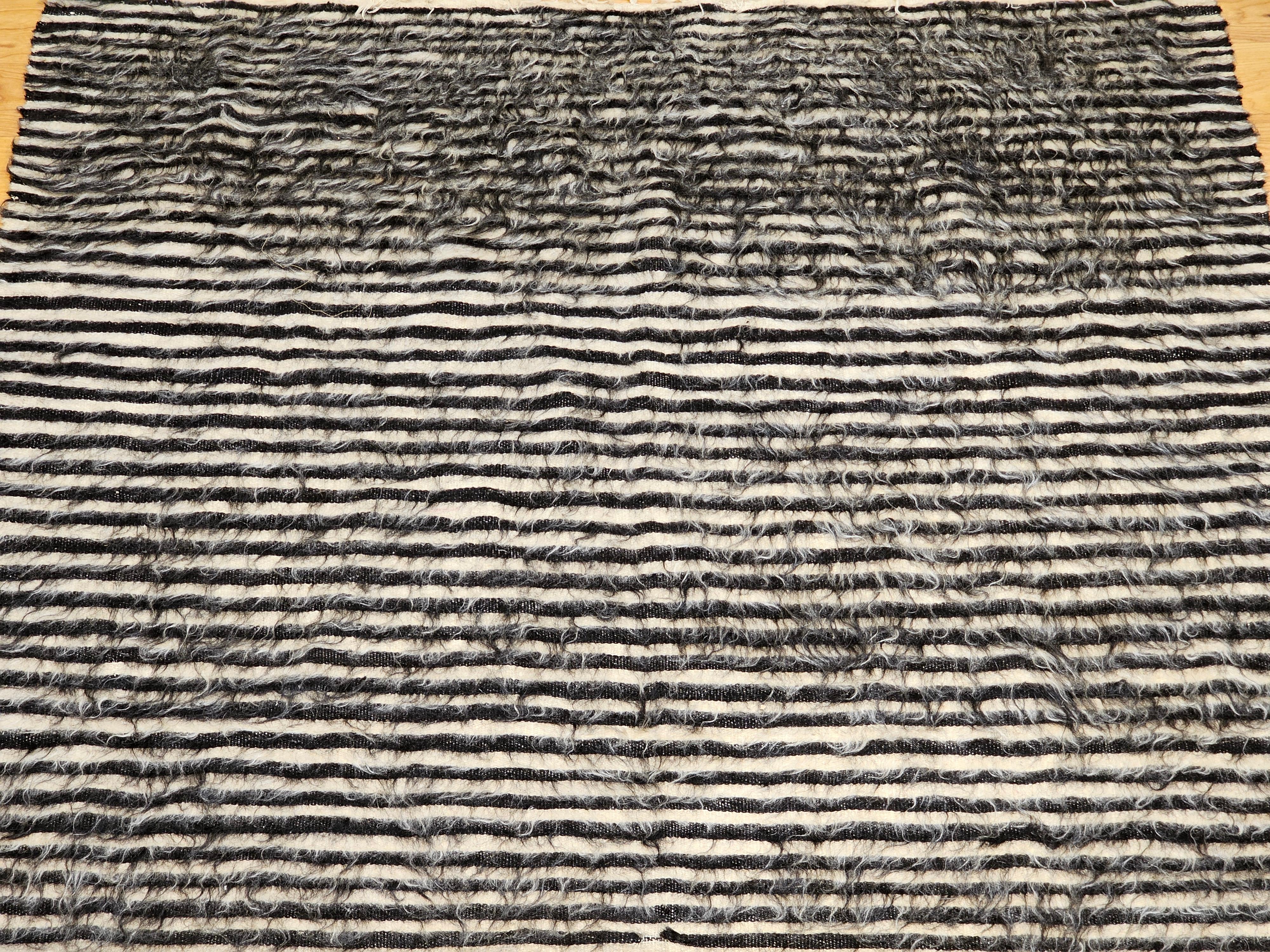 Türkischer Tulu-Teppich mit Allover-Streifenmuster in Brown/Schwarz, Elfenbein im Angebot 3