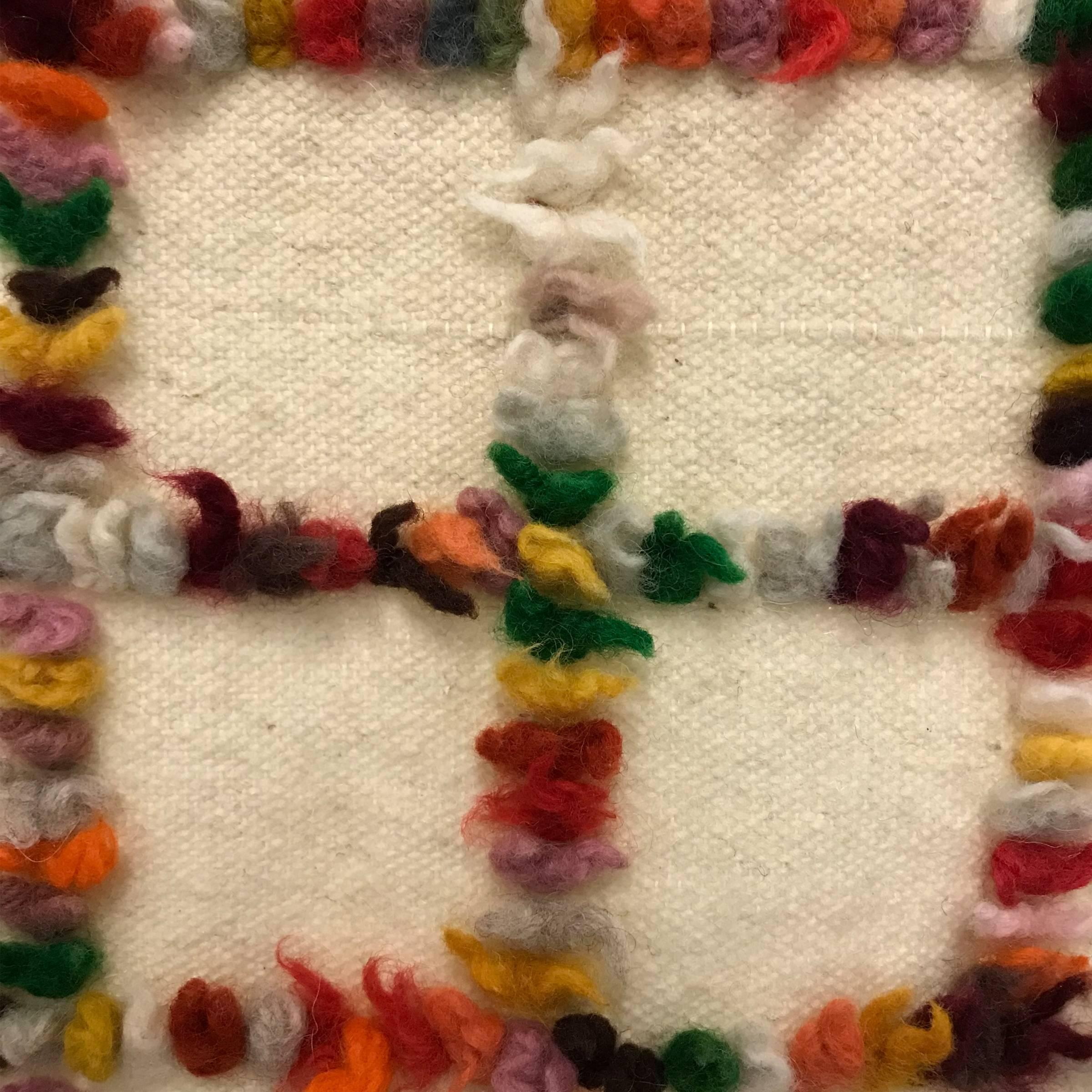 Une couverture ou un tapis turc vintage de type Tulu. Le sol est tissé de laine et de coton filés à la main, avec des touffes de laine colorée dans un motif écossais.