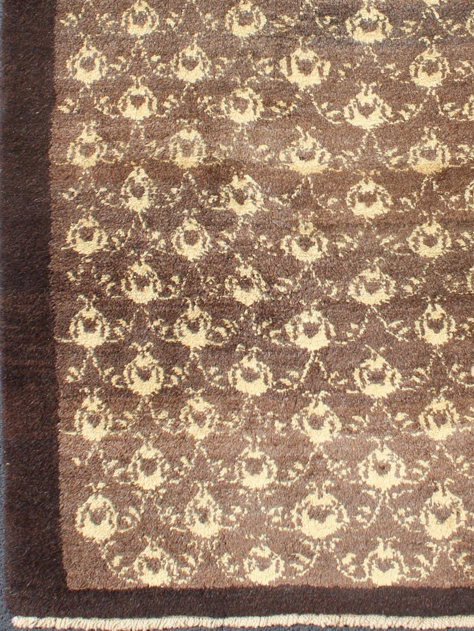 All-Over Design Vintage Turkish Tulu Carpet in Brown
rug/en-680   origin/turkey

Its brown ground is home to an all-over floral design rendered in various shades of light yellow. The entirety of the carpet is encompassed by a darker, chocolate